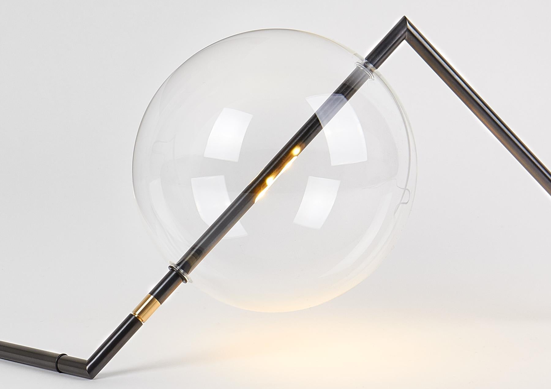 Alpi Black Sculptural Minimalist Floor / Table Lamp Lampada in ottone annerito e vetro soffiato In condizioni Nuovo in vendita a Reggio Emilia, IT