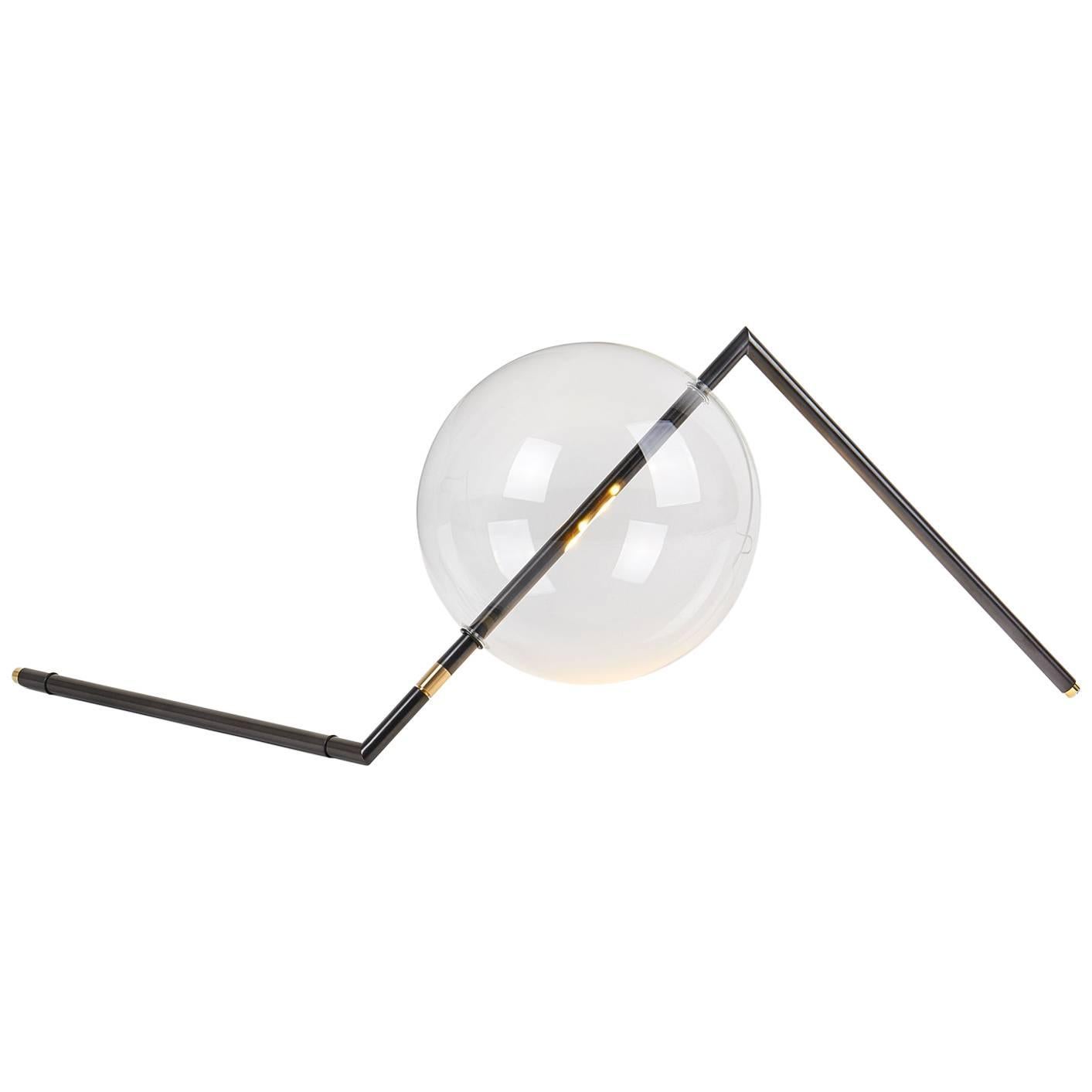 Alpi Schwarze skulpturale minimalistische Steh-/Tischlampe aus geschwärztem Messing und geblasenem Glas