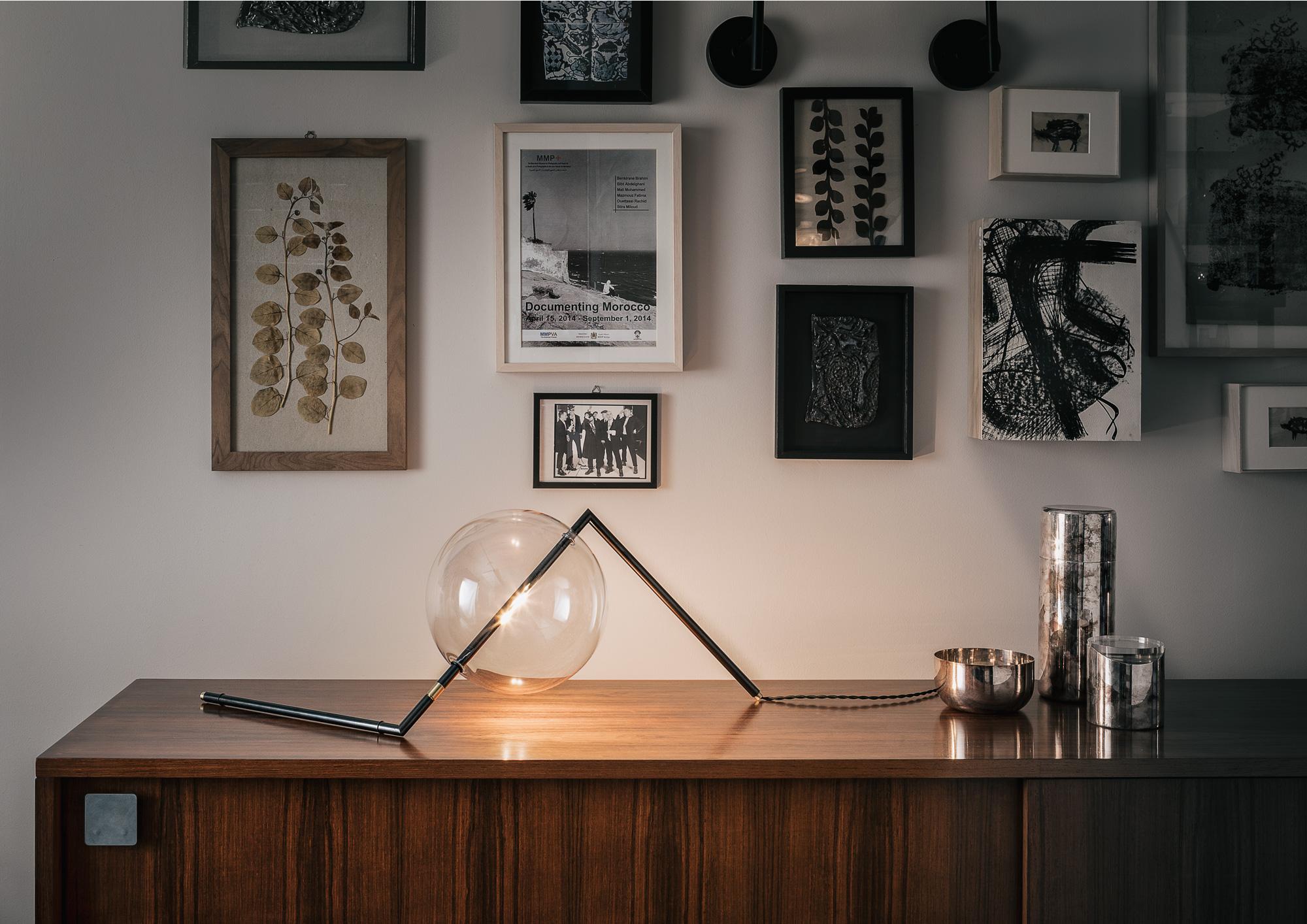 Alpina Schwarze skulpturale minimalistische Nachttisch- oder Tischlampe aus geschwärztem Messing (Minimalistisch) im Angebot