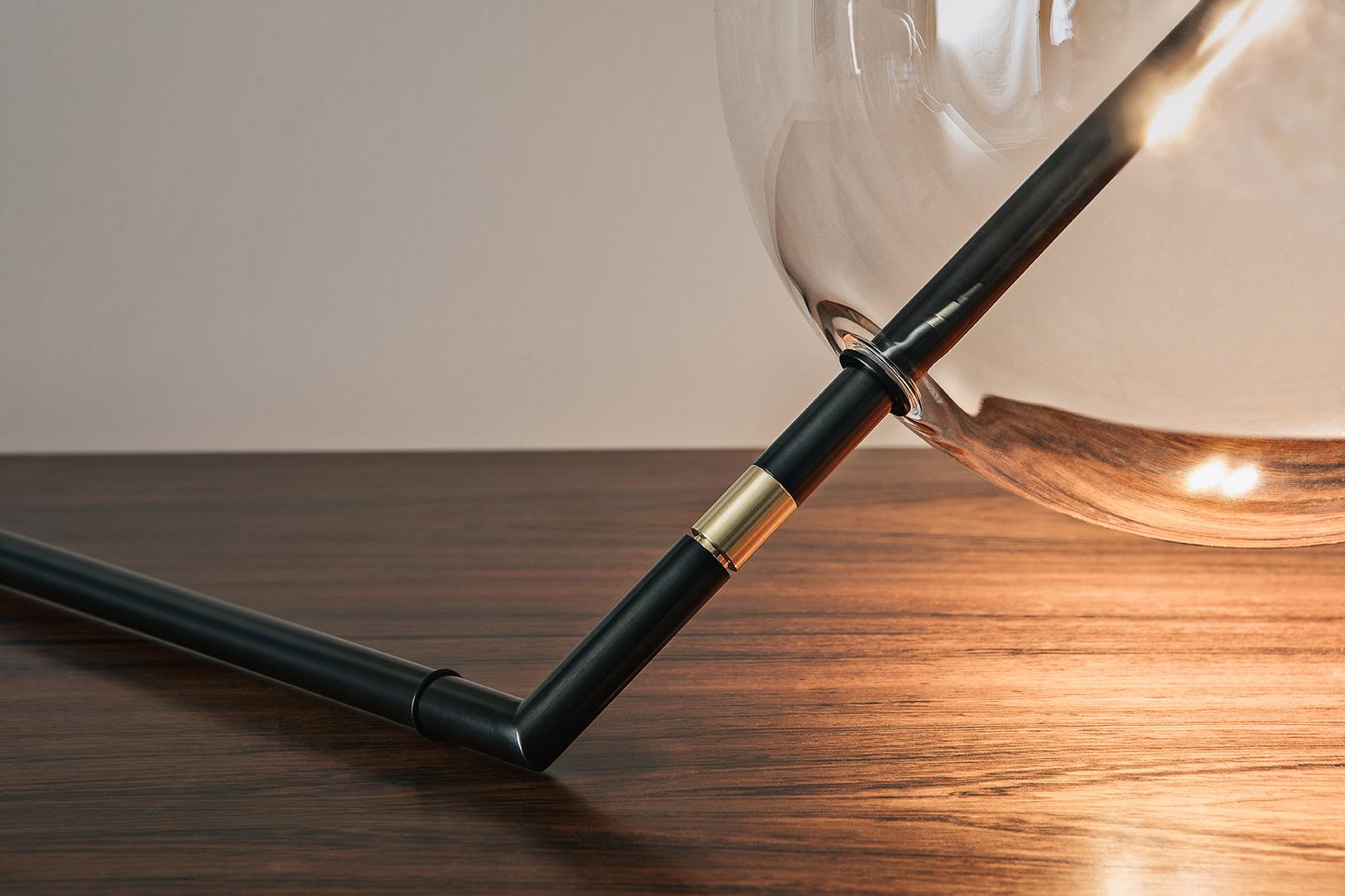 Alpina Lámpara de mesilla o de cabecera escultural minimalista negra latón ennegrecido en venta 1