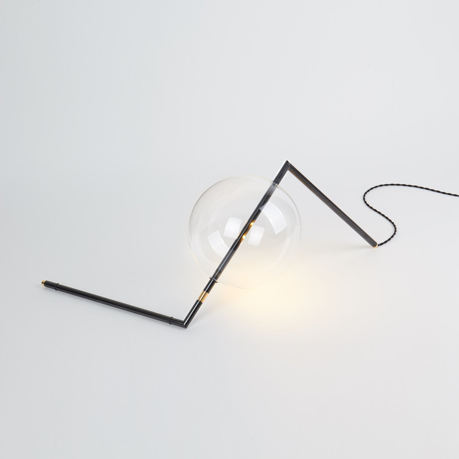 Lampada da comodino o da tavolo minimalista scultorea Alpina Black in ottone annerito