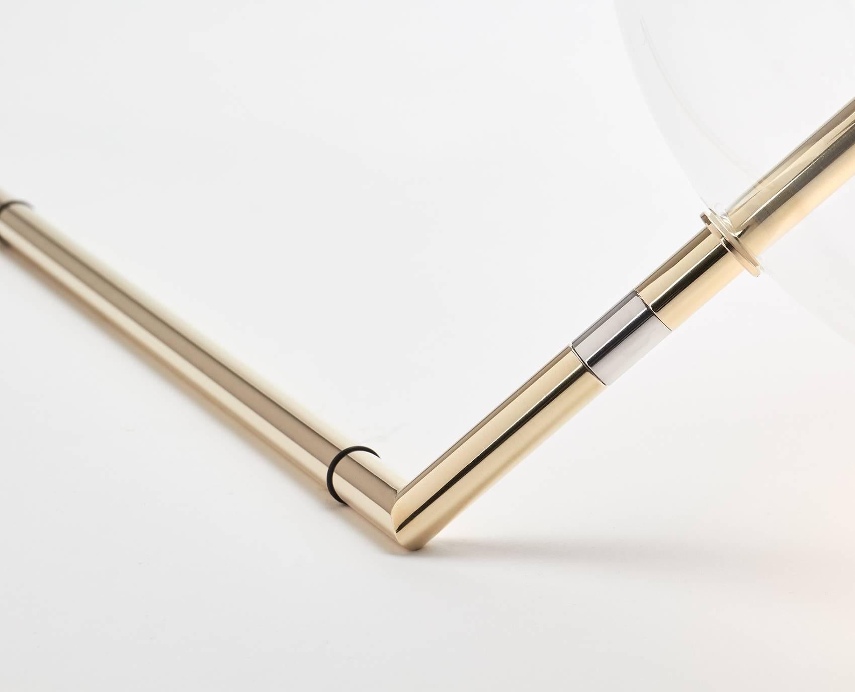 Italiano Alpina Sculptural Minimalist Table / Floor Lamp Lampada in ottone lucido e vetro soffiato in vendita