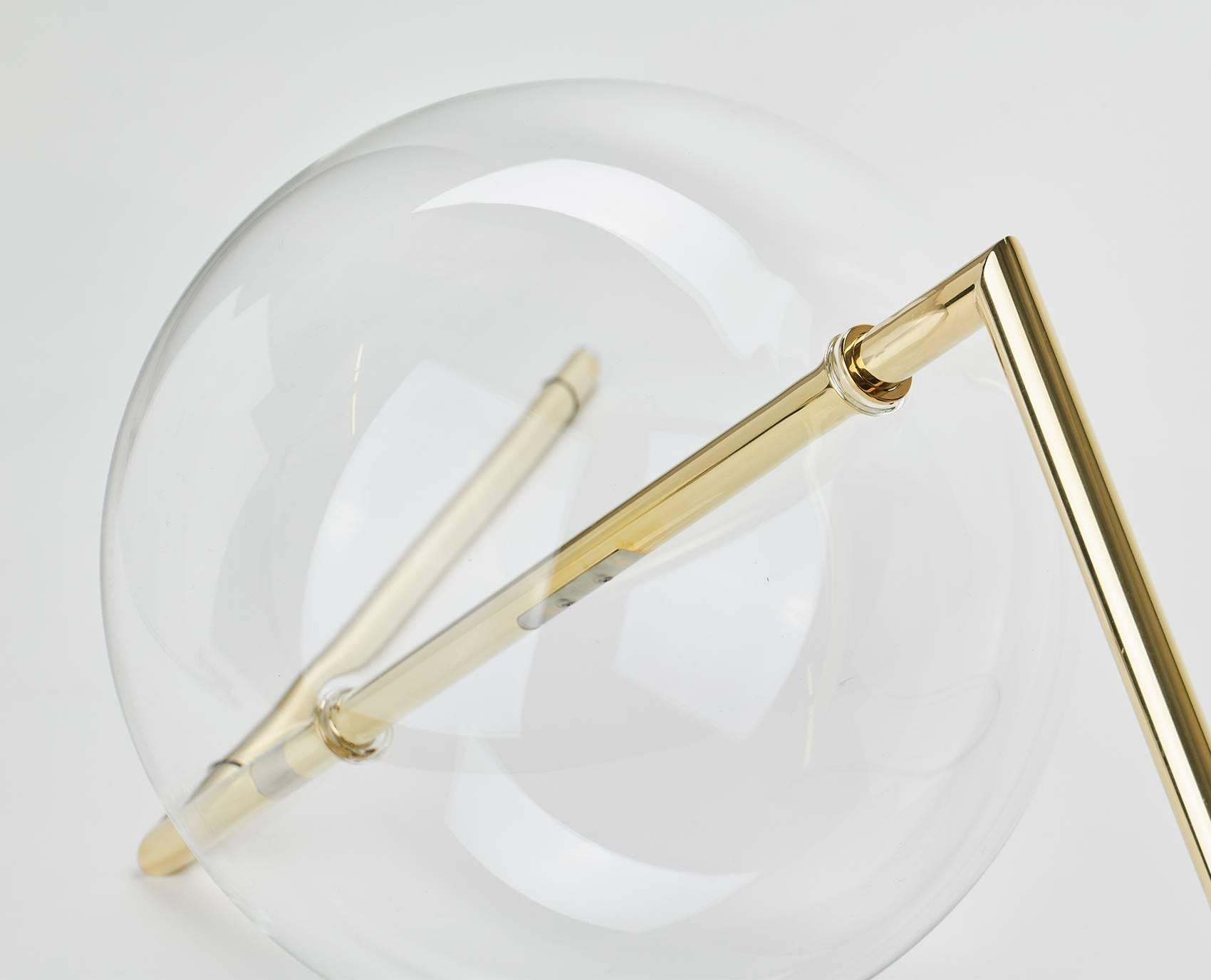 Fatto a mano Alpina Sculptural Minimalist Table / Floor Lamp Lampada in ottone lucido e vetro soffiato in vendita