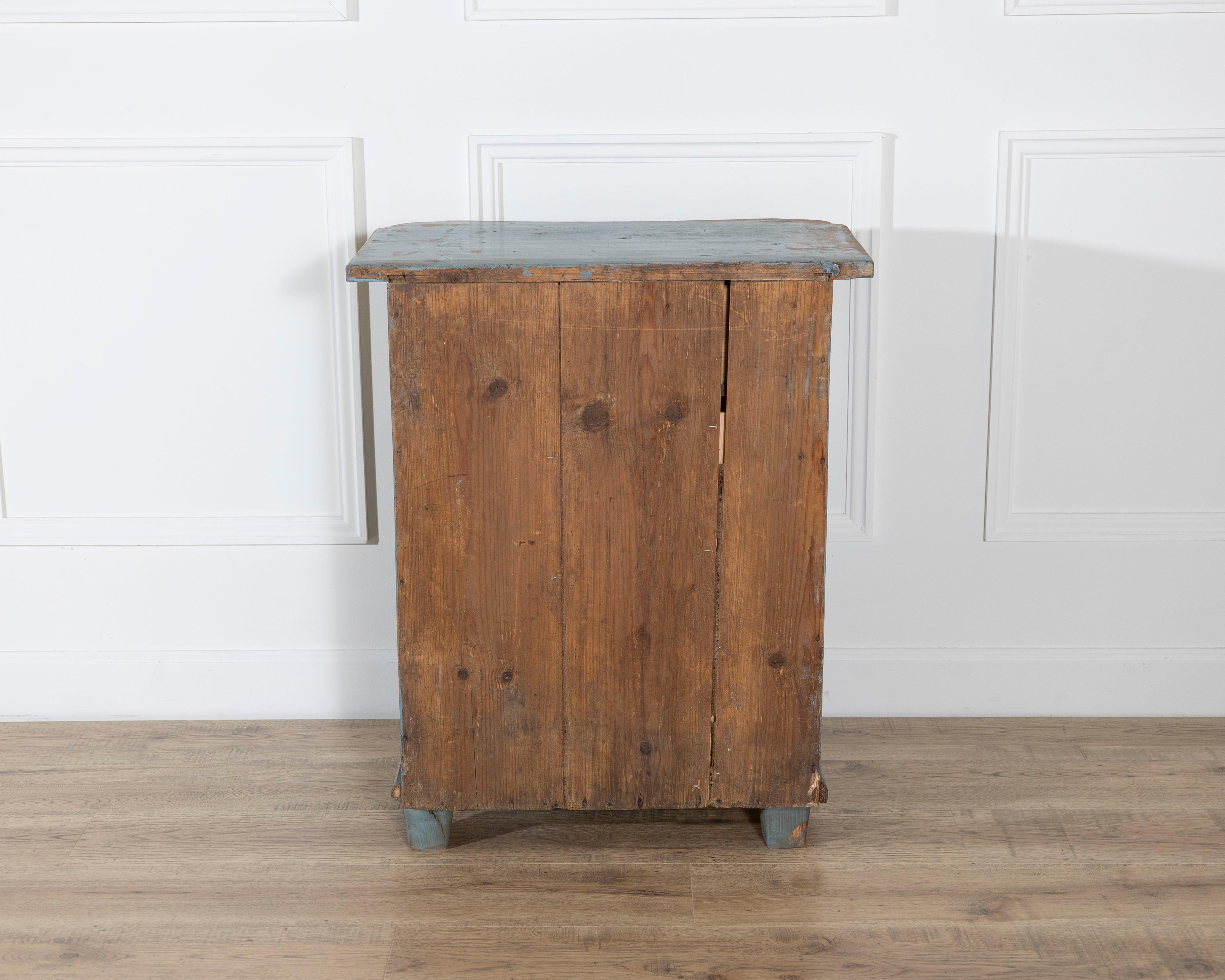 Cabinet en bois de sapin peint en bleu alpin de Cortina d'Ampezzo, fin du XVIIIe siècle en vente 5