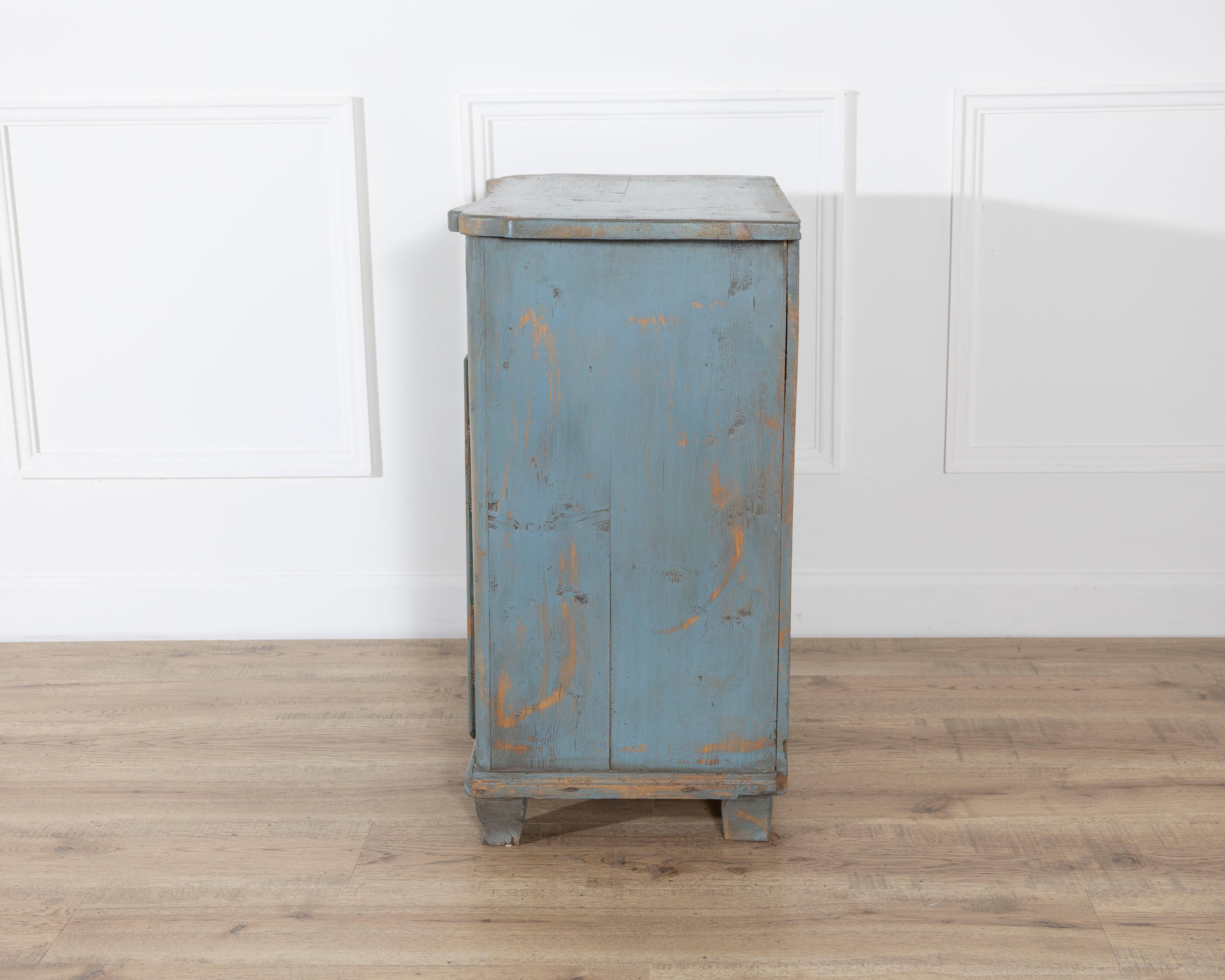 Cabinet en bois de sapin peint en bleu alpin de Cortina d'Ampezzo, fin du XVIIIe siècle en vente 6