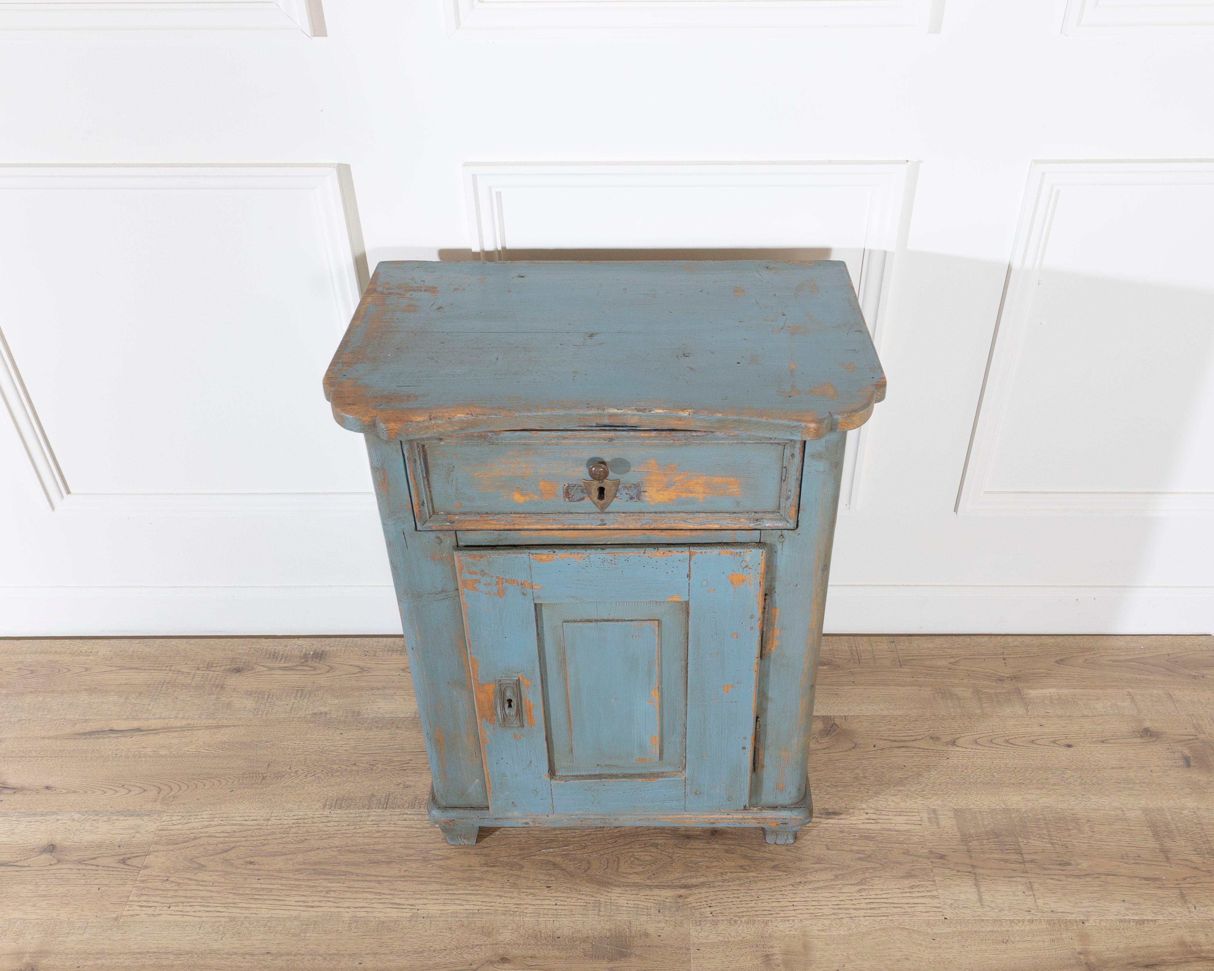 Sapin Cabinet en bois de sapin peint en bleu alpin de Cortina d'Ampezzo, fin du XVIIIe siècle en vente