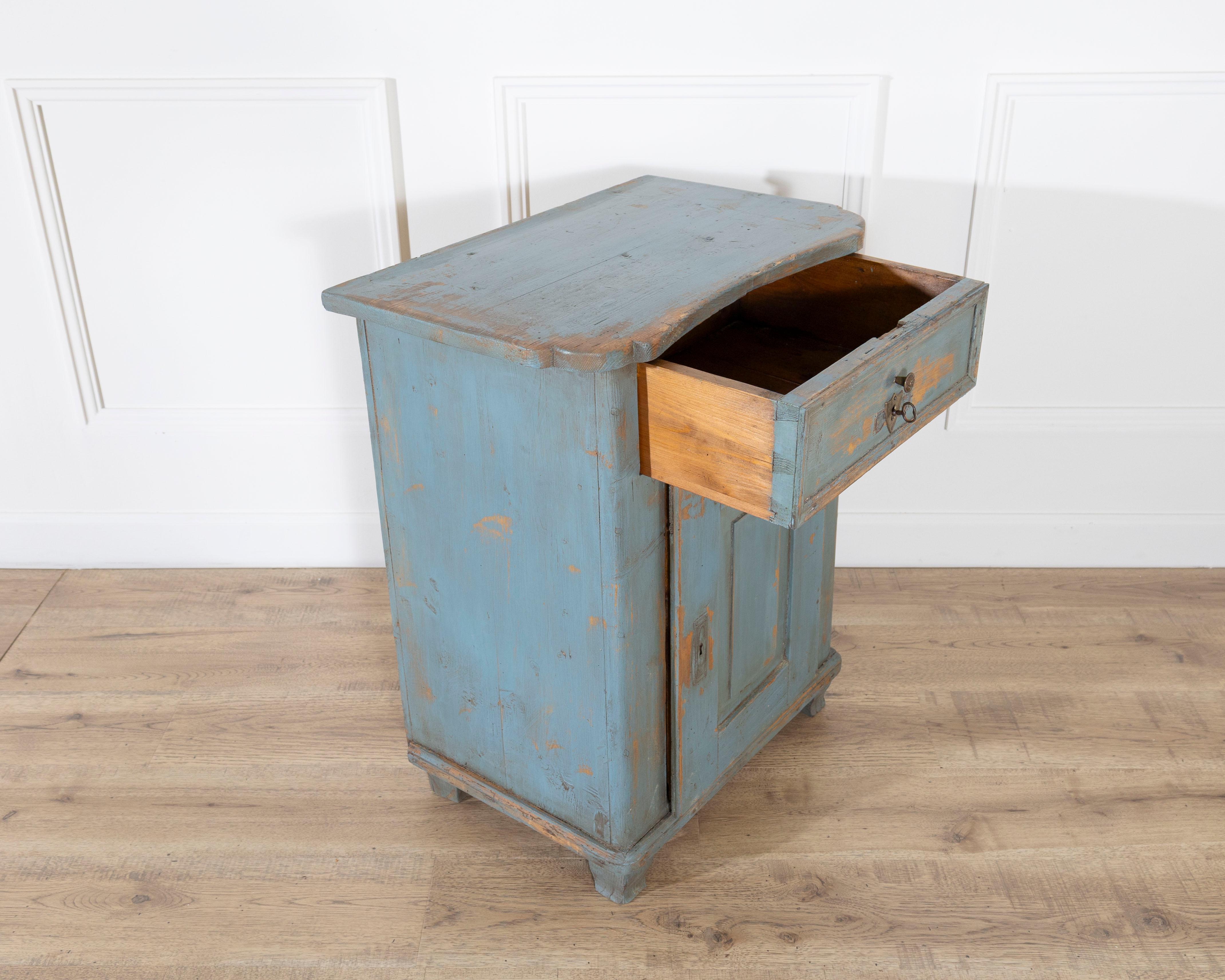 Cabinet en bois de sapin peint en bleu alpin de Cortina d'Ampezzo, fin du XVIIIe siècle en vente 2