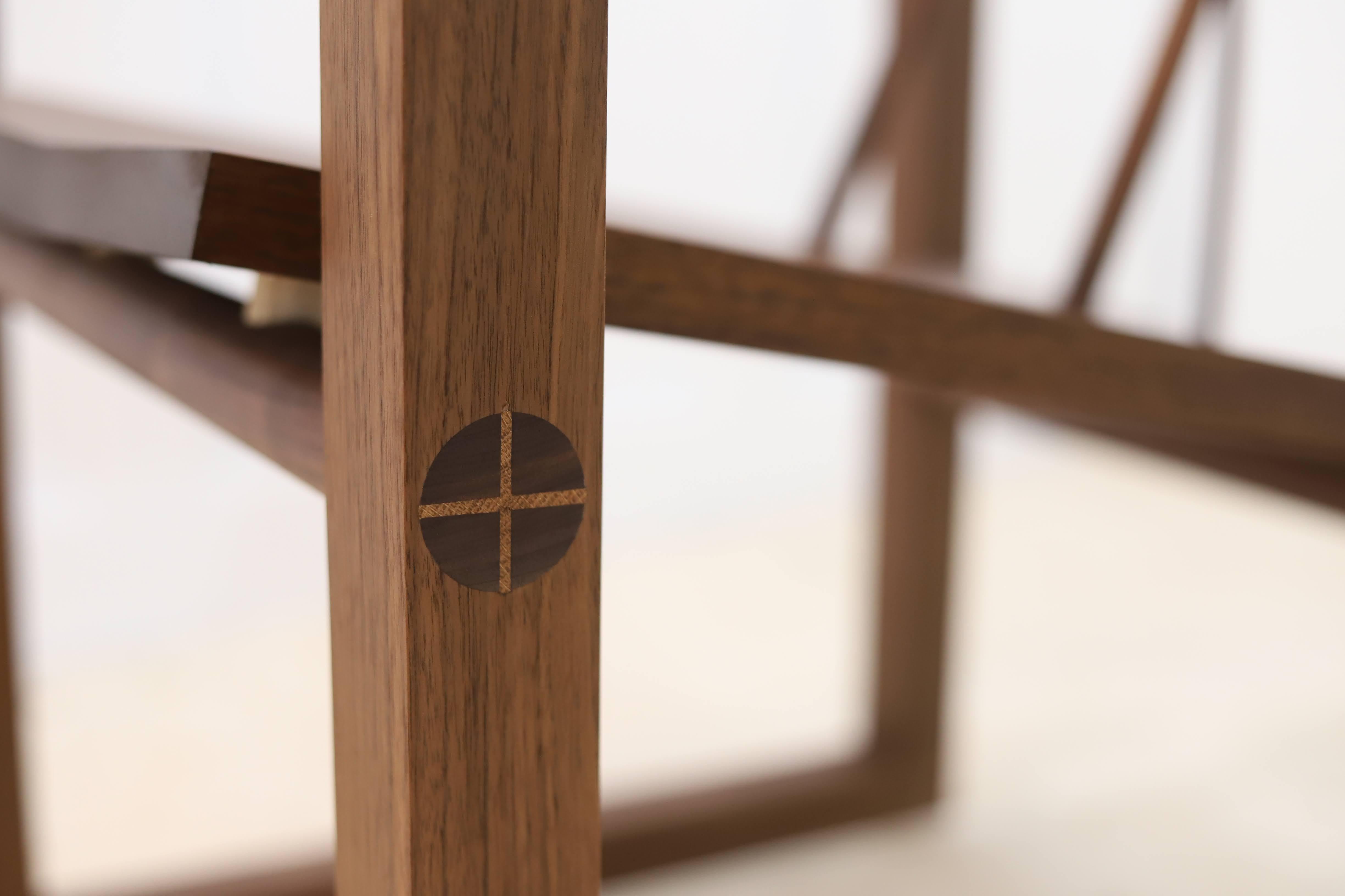Presentamos la Silla Alpine de Oxford Street Furniture. Cada silla está hecha a mano con madera maciza y acabada impecablemente con aceites naturales aplicados a mano. La carpintería tradicional, que incluye uniones de brida y espigas en cuña, y