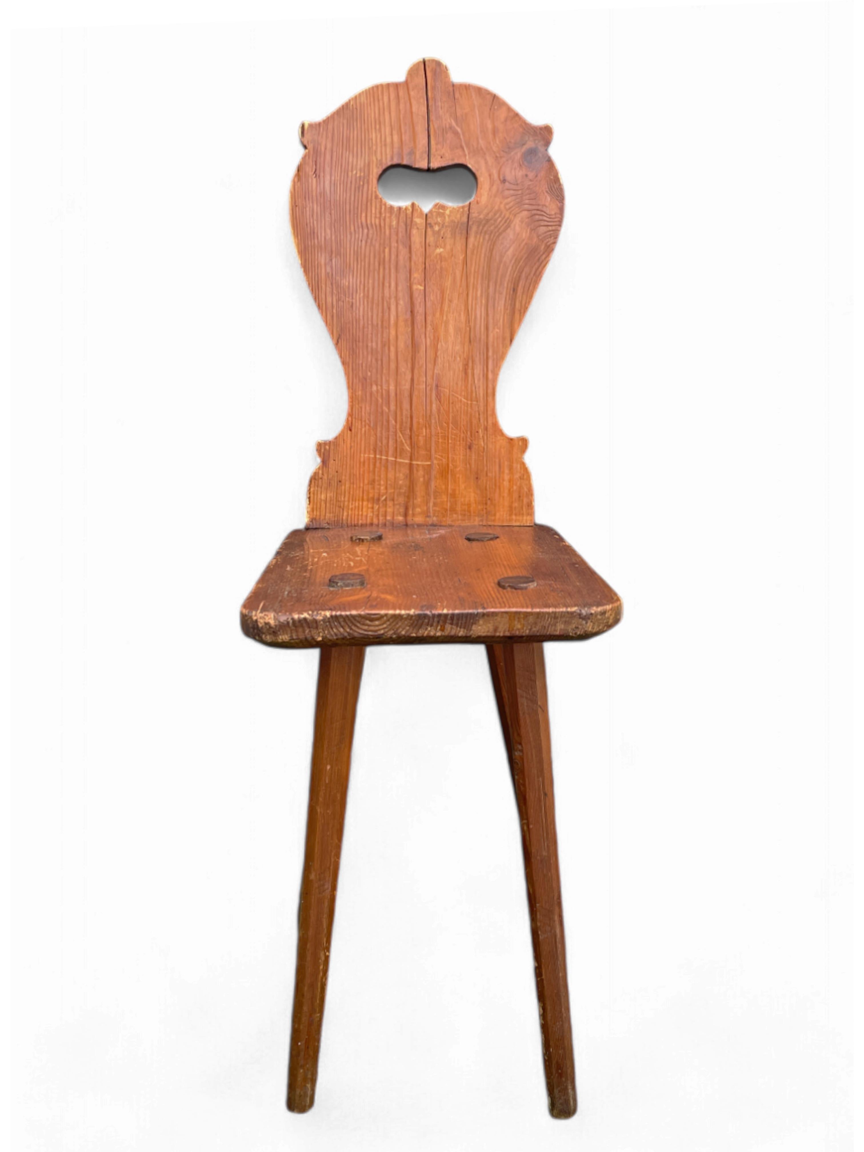Alpine Stuhl aus Tannenholz

Abmessungen: H. 87 cm - B. 42 cm (H. Sitz: 45 cm)
Zeitraum: ca. 1850
Herkunft: Italienische Alpen
Holz: Tanne

Beschreibung:
Alpiner Hocker-Stuhl aus Tannenholz, mit gelochter und geformter Rückenlehne.

Informationen