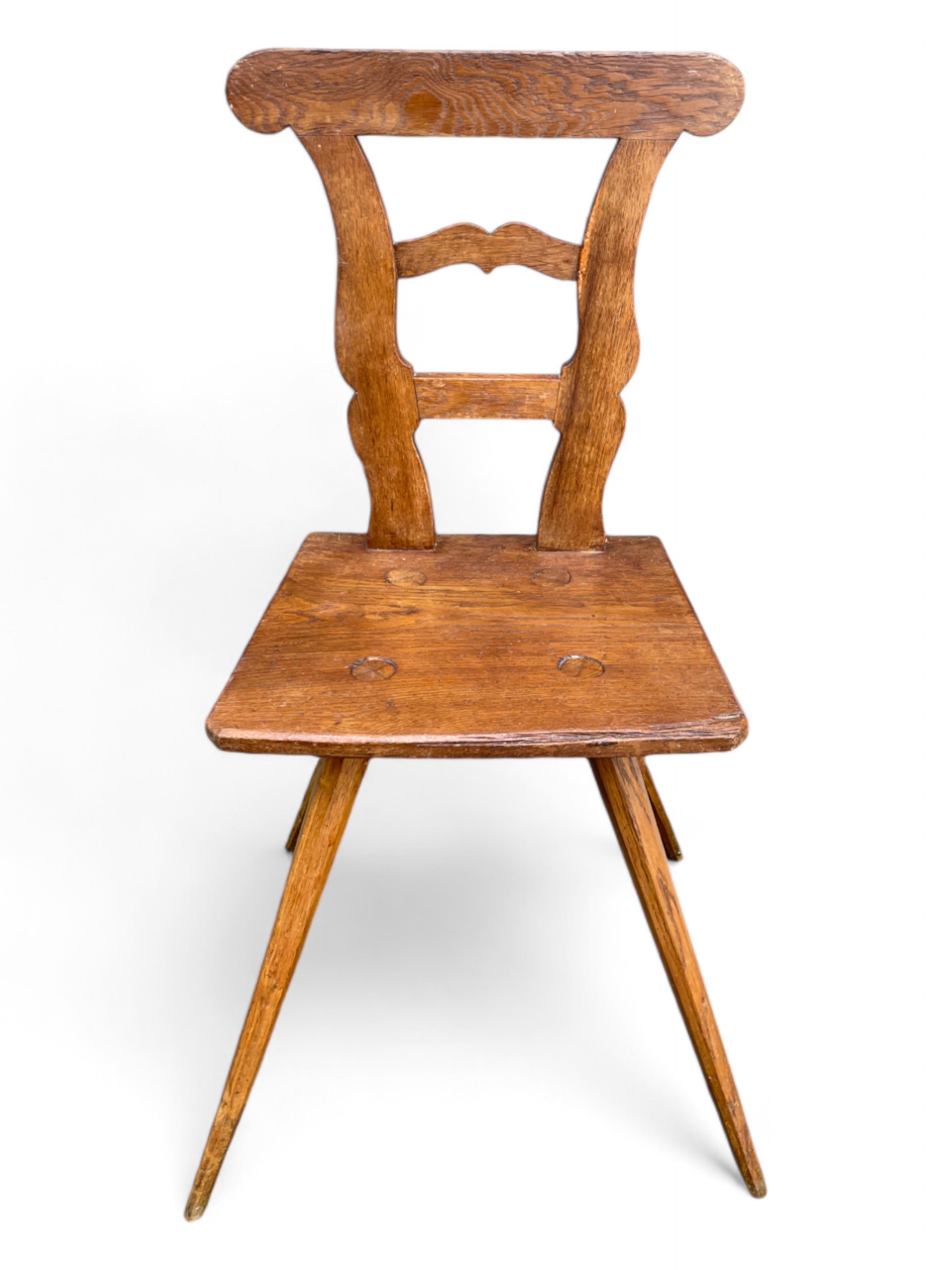 Alpine Stuhl aus Eichenholz

Abmessungen: H. 93 cm - B. 42 cm (H. Sitz: 48 cm)
Zeitraum: ca. 1850
Herkunft: Italienische Alpen
Holz: Eiche

Beschreibung

Original-Alpenstuhl aus Eichenholz. Im Kontext eines rustikalen oder modernen und