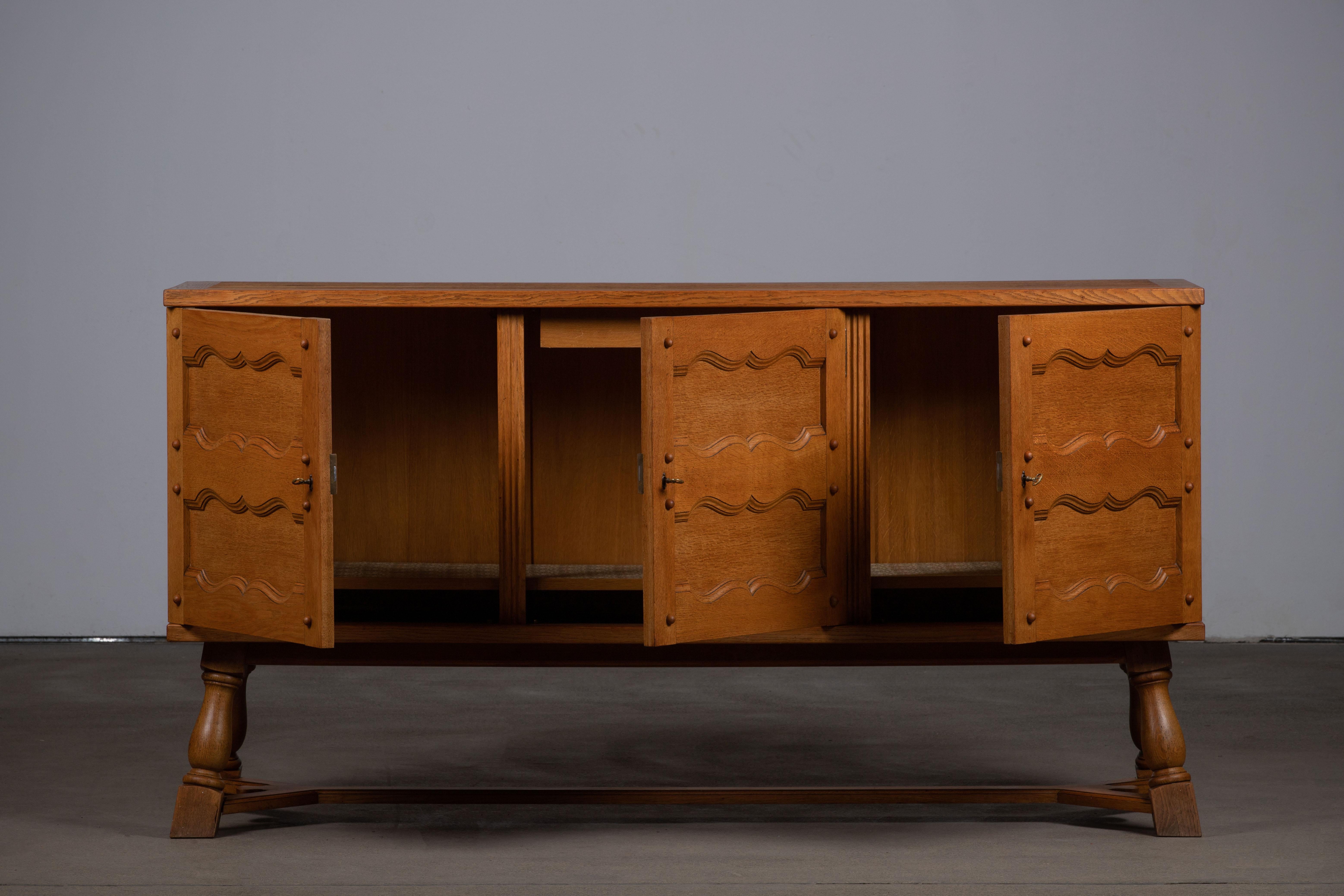 This characteristic cabinet, buffet in solid oak was inspired by the work of French designer duo Guillerme et Chambron or Charlotte Perriand.

Unearthed in a chic chalet in Courchevelle, this sideboard from the 60s offers an authentic and warm