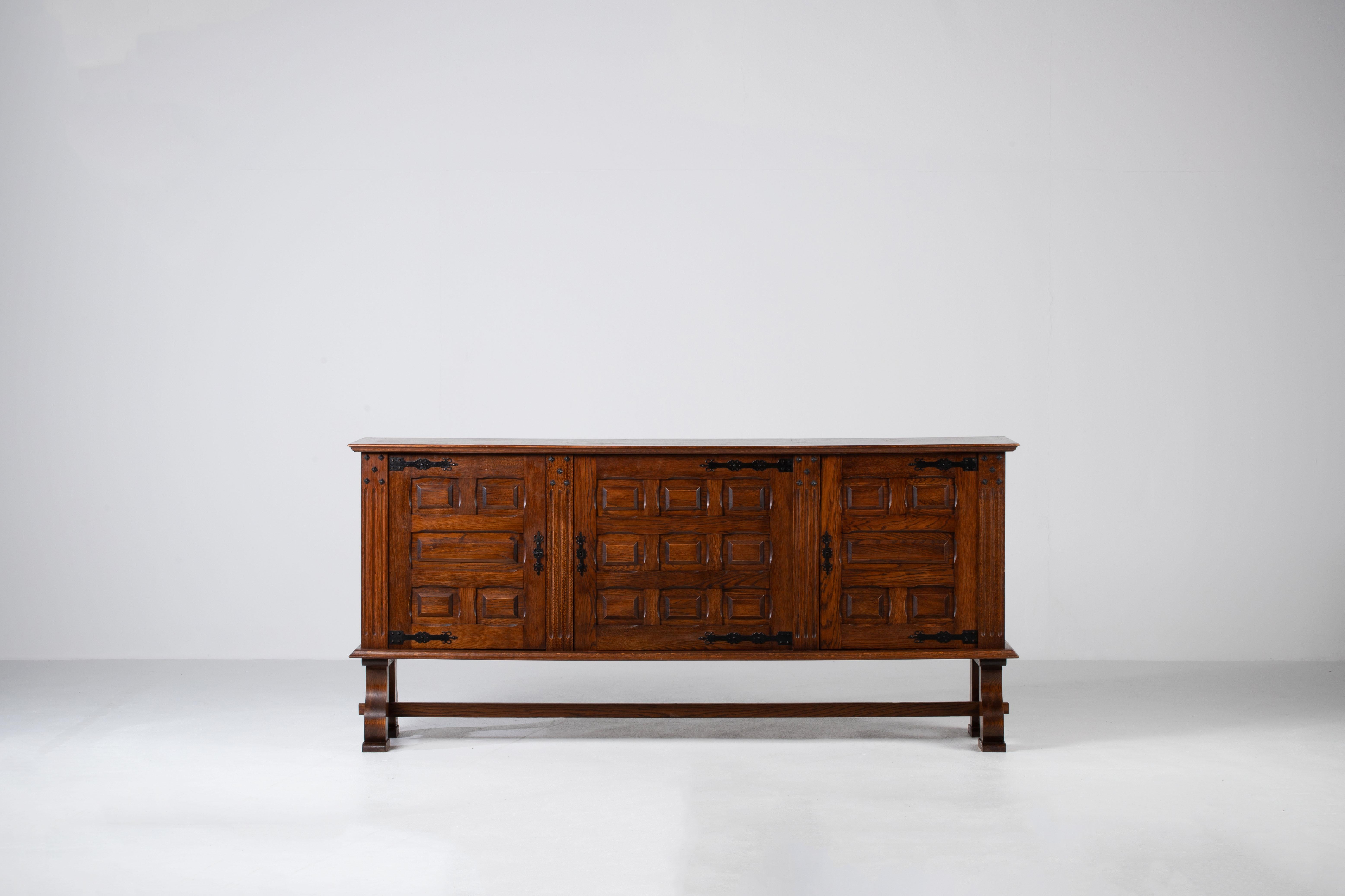 This characteristic cabinet, buffet in solid oak was inspired by the work of French designer duo Guillerme et Chambron or Charlotte Perriand.

Unearthed in a chic chalet in Gerardmer, this sideboard from the 60s offers an authentic and warm