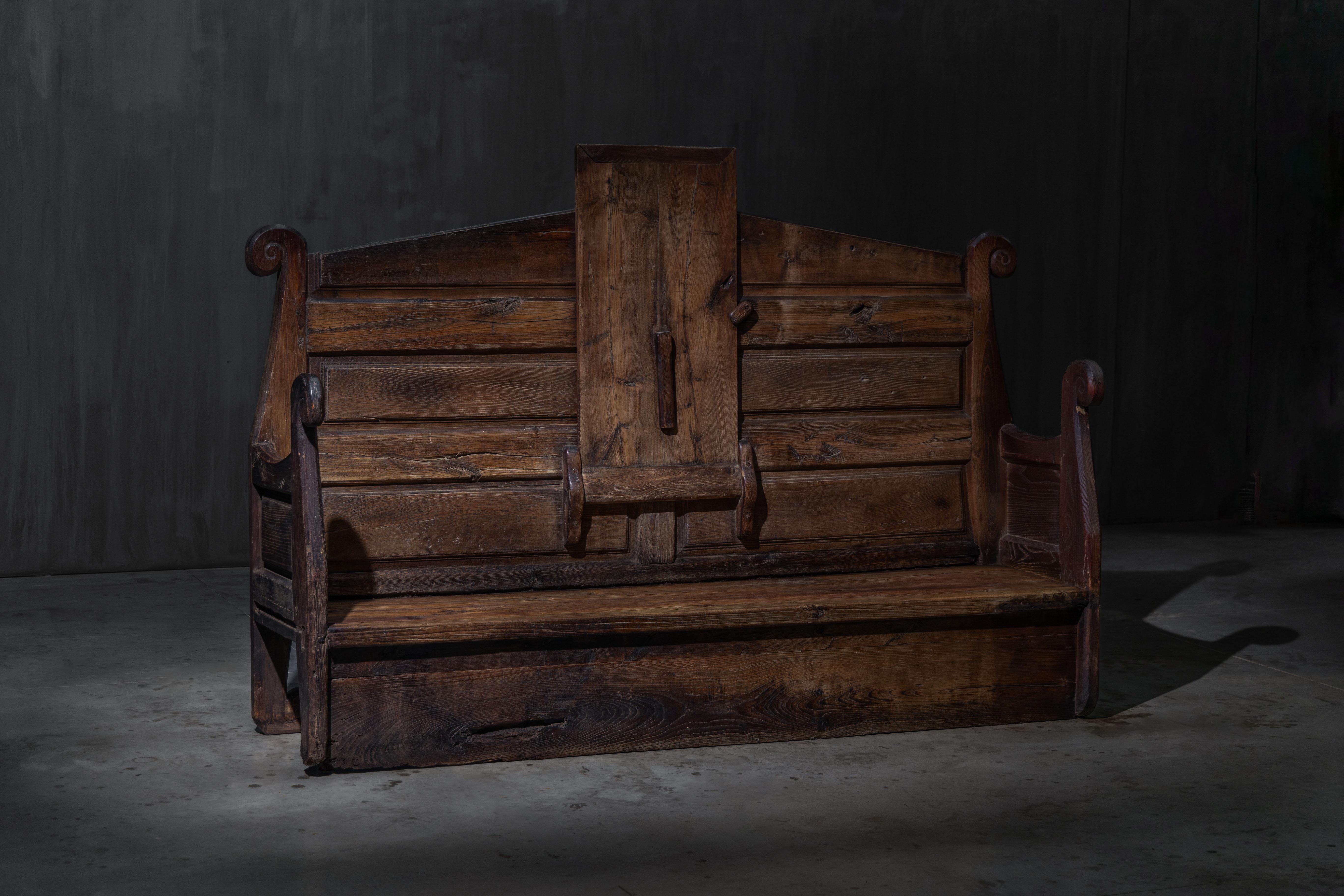 Rustique Banc monastère alpine avec table pliante, France, 19ème siècle en vente