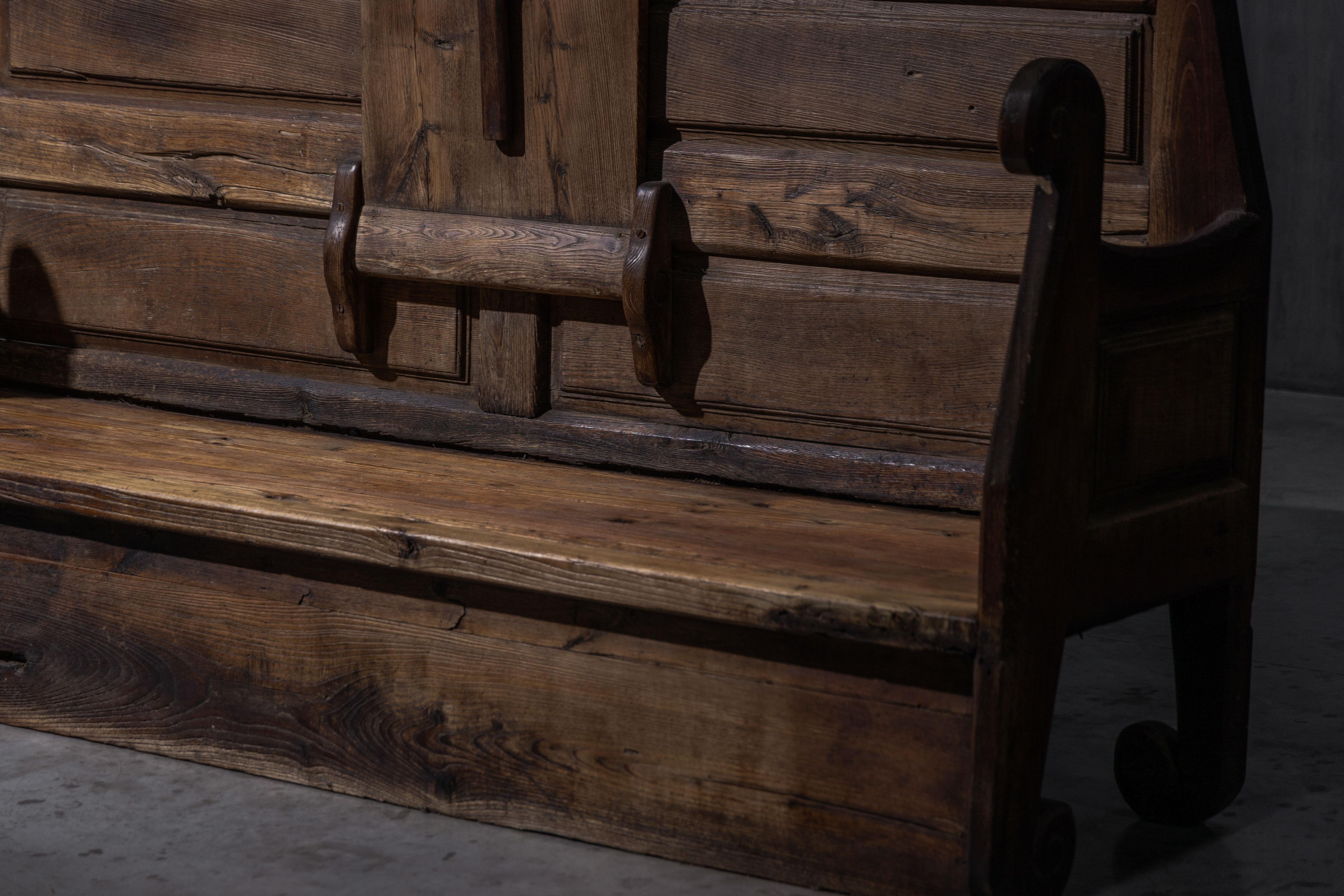 Banc monastère alpine avec table pliante, France, 19ème siècle Excellent état - En vente à Antwerp, BE