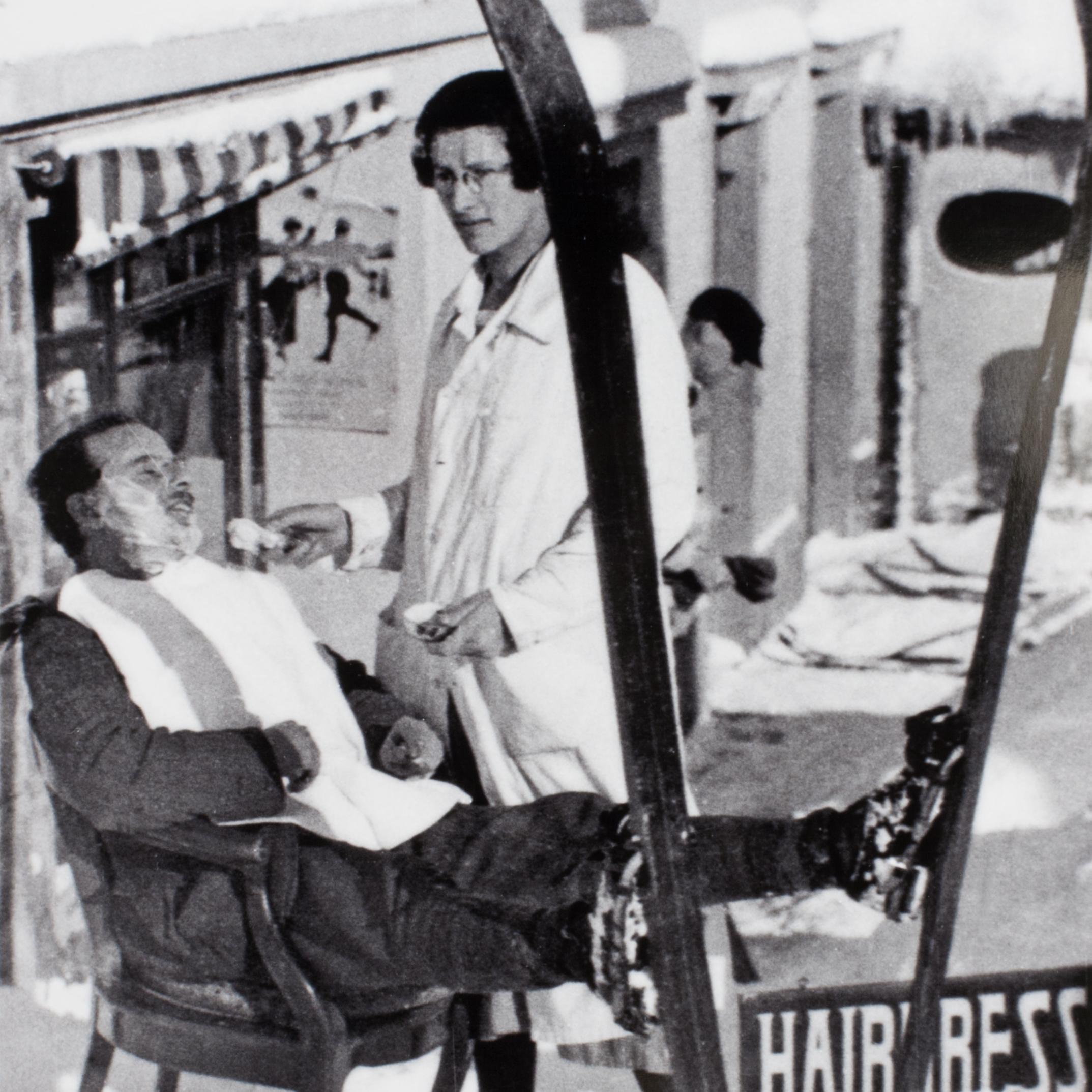Alpinskifotografie, „Haircut Sir“, aufgenommen nach einem Original aus den 1930er Jahren (Englisch) im Angebot