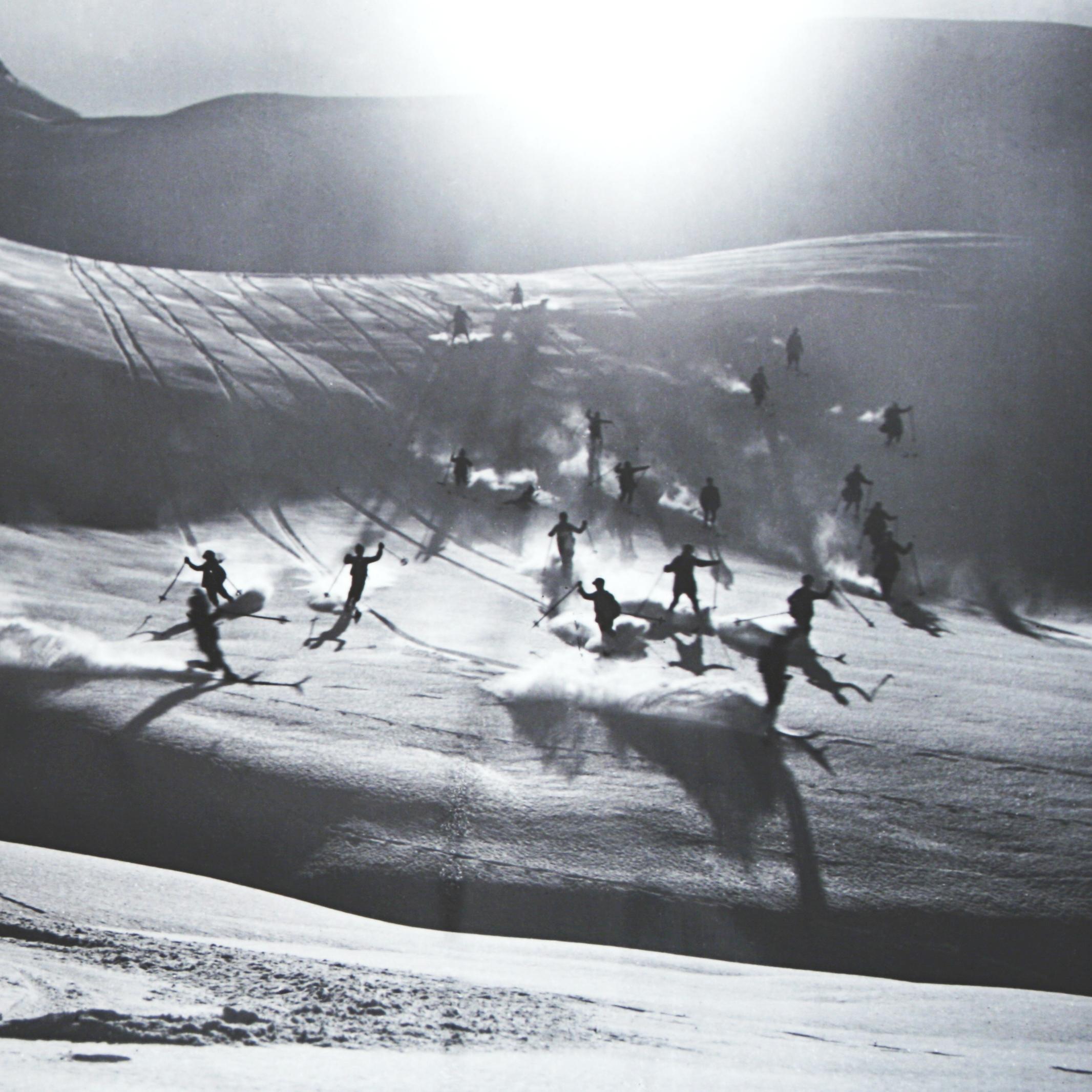 Anglais Photographie de ski alpin, Happy Skiers, prise à partir de l'original des années 1930 en vente