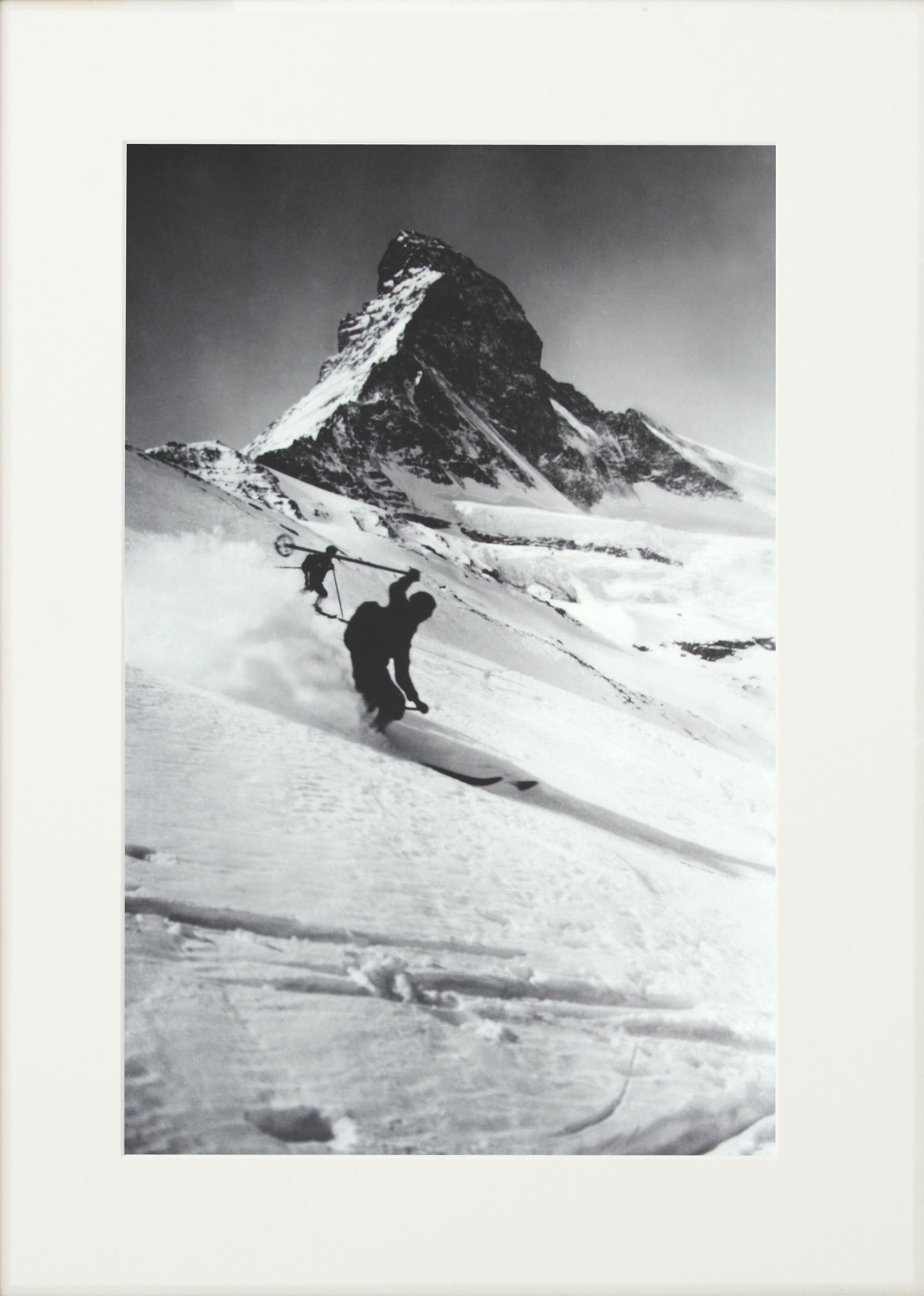 Alpinskifotografie „Matterhorn und Skifahrer“, aufgenommen nach einem Originalfoto aus den 1930er Jahren (Jagdkunst) im Angebot