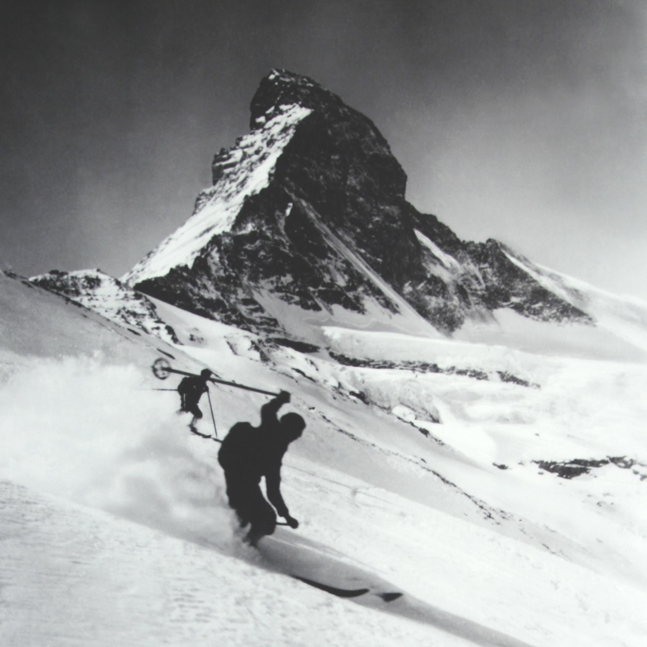 Alpinskifotografie „Matterhorn und Skifahrer“, aufgenommen nach einem Originalfoto aus den 1930er Jahren (Englisch) im Angebot