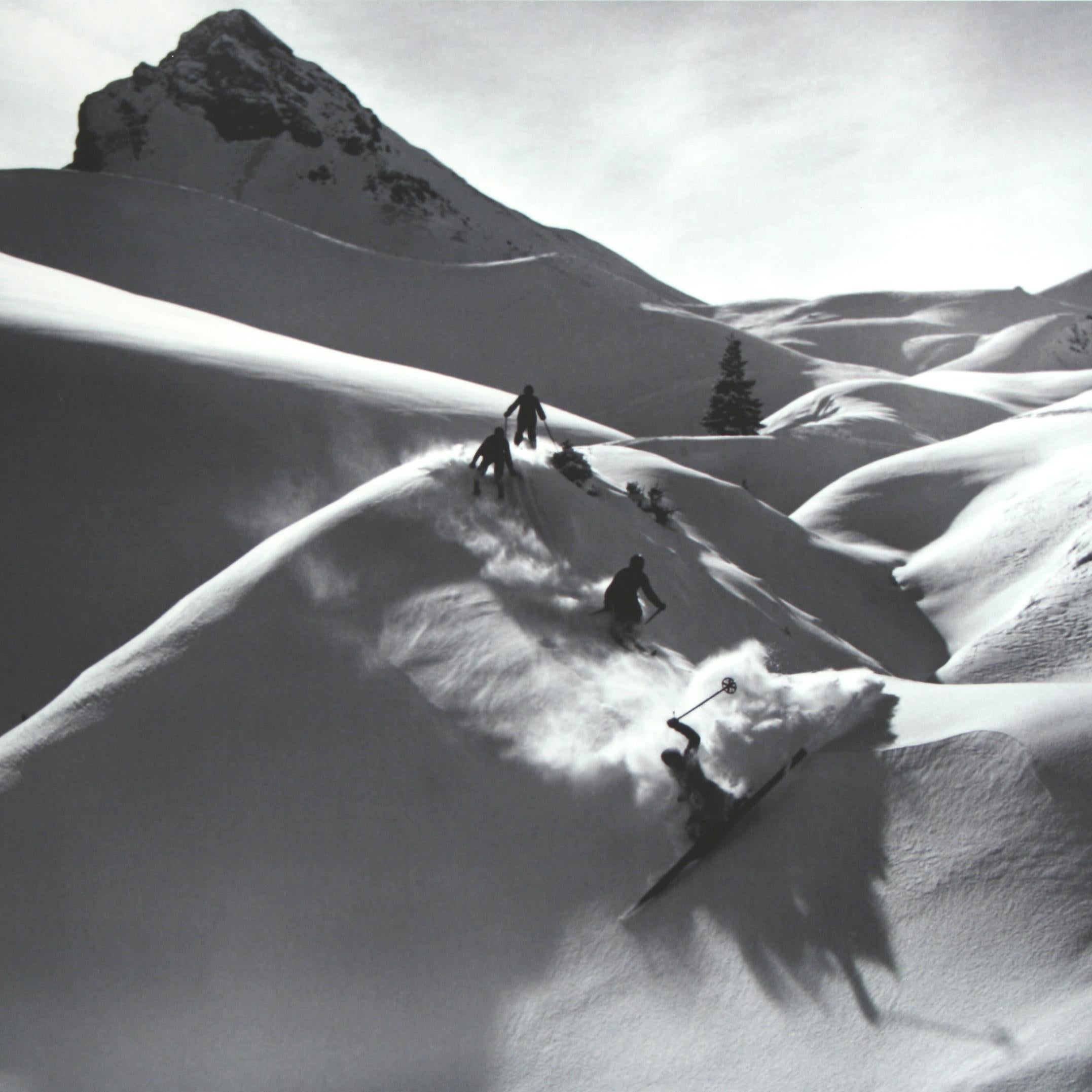 Alpinskifotografie, „VIRGIN POWDER“, aufgenommen nach einer Originalfotografie aus den 1930er Jahren (Britisch) im Angebot