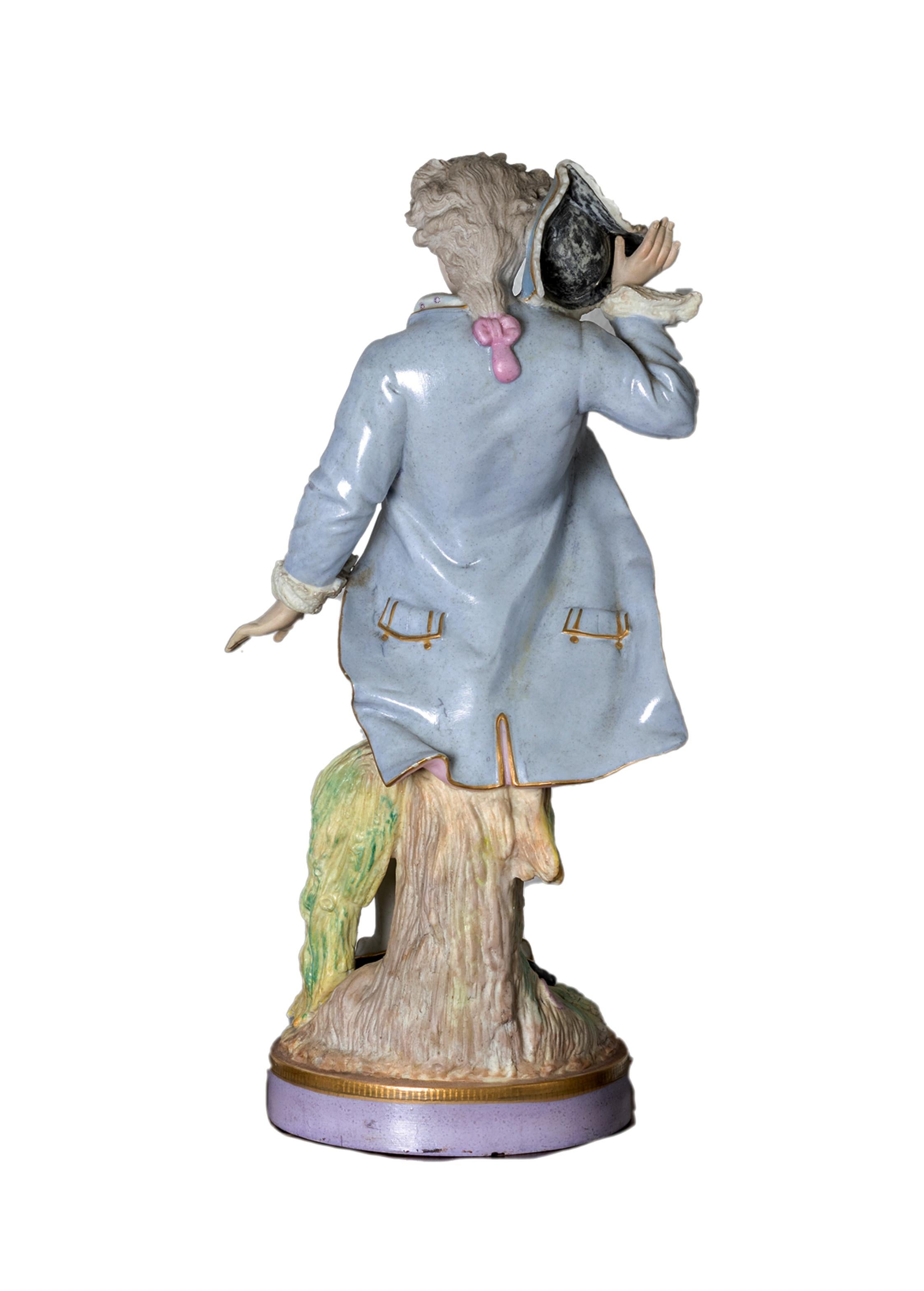 Noble figurita de porcelana de estilo barroco diseñada por Alpinien Margaine (francés, activo después de 1854) por la fundición Gibus et Cie (1853-1972) de Limoges, Francia, con motivo azul bebé, firmada 