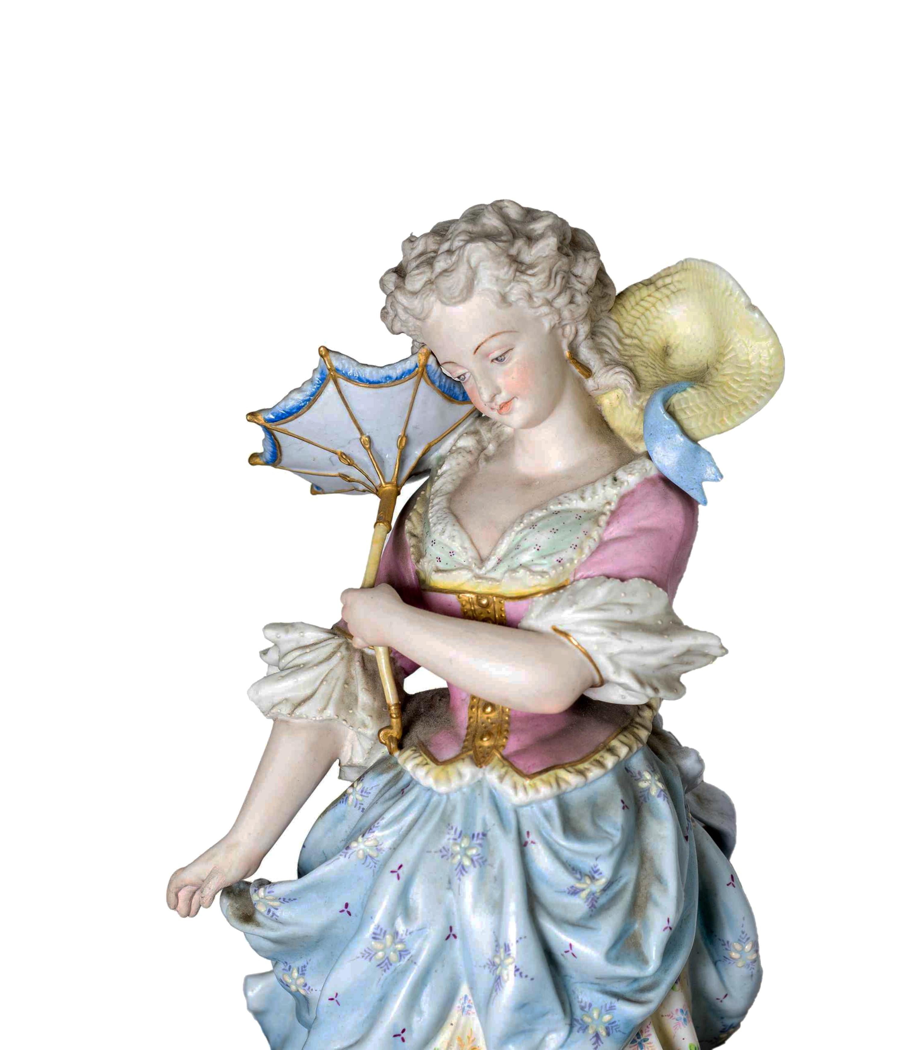 Noble dama de porcelana de estilo barroco diseñada por Alpinien Margaine (francés, activo después de 1854) por la fundición Gibus et Cie (1853-1972) de Limoges, Francia, con motivo azul bebé, firmada 