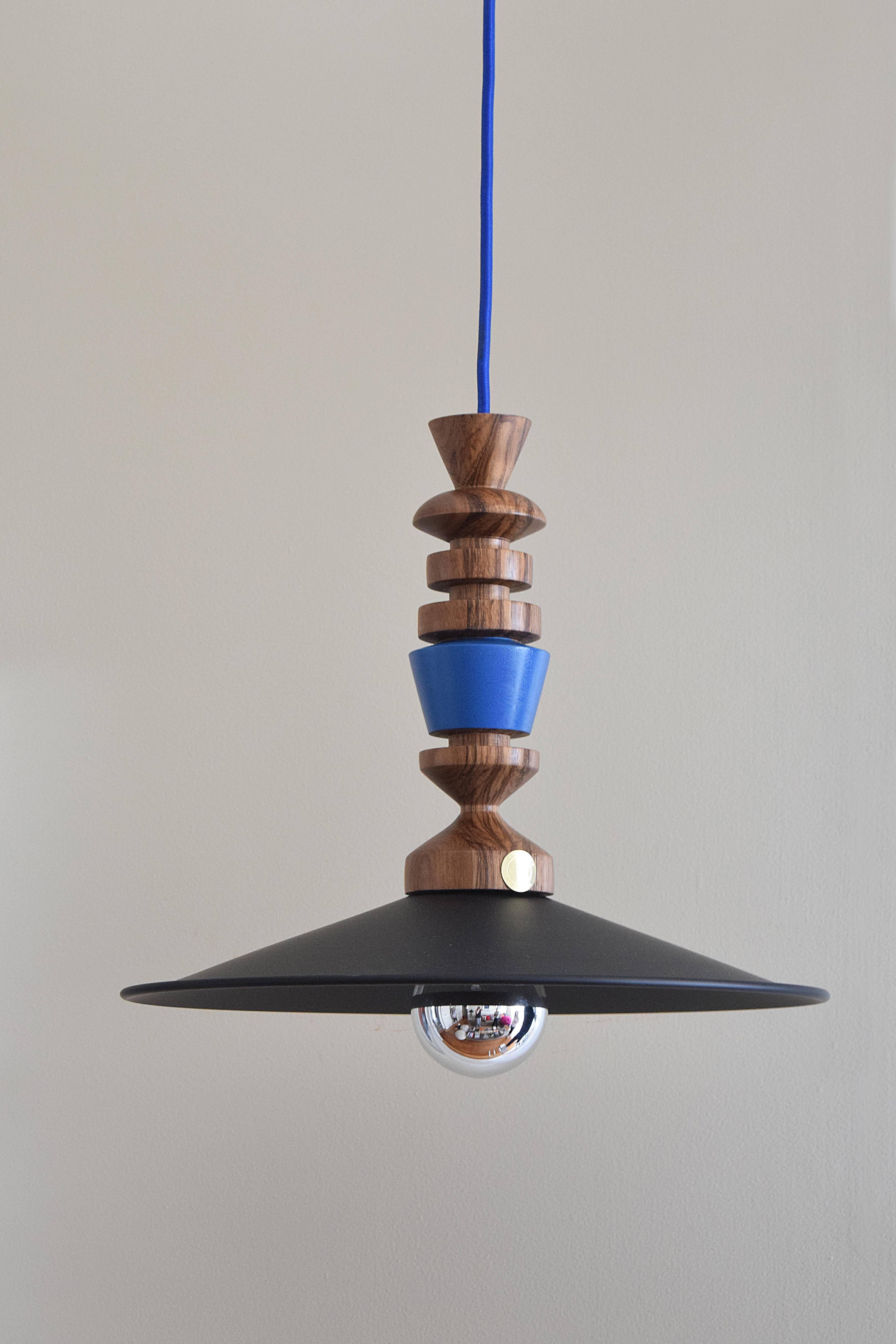 Les lampes Alquisiras, réalisées dans ce design contemporain, sont nées du souvenir d'anciens jouets en bois mexicains. Ces pièces nous rappellent les moments ludiques de notre enfance. Il nous rappelle nos traditionnelles pirinolas (toupies), nos