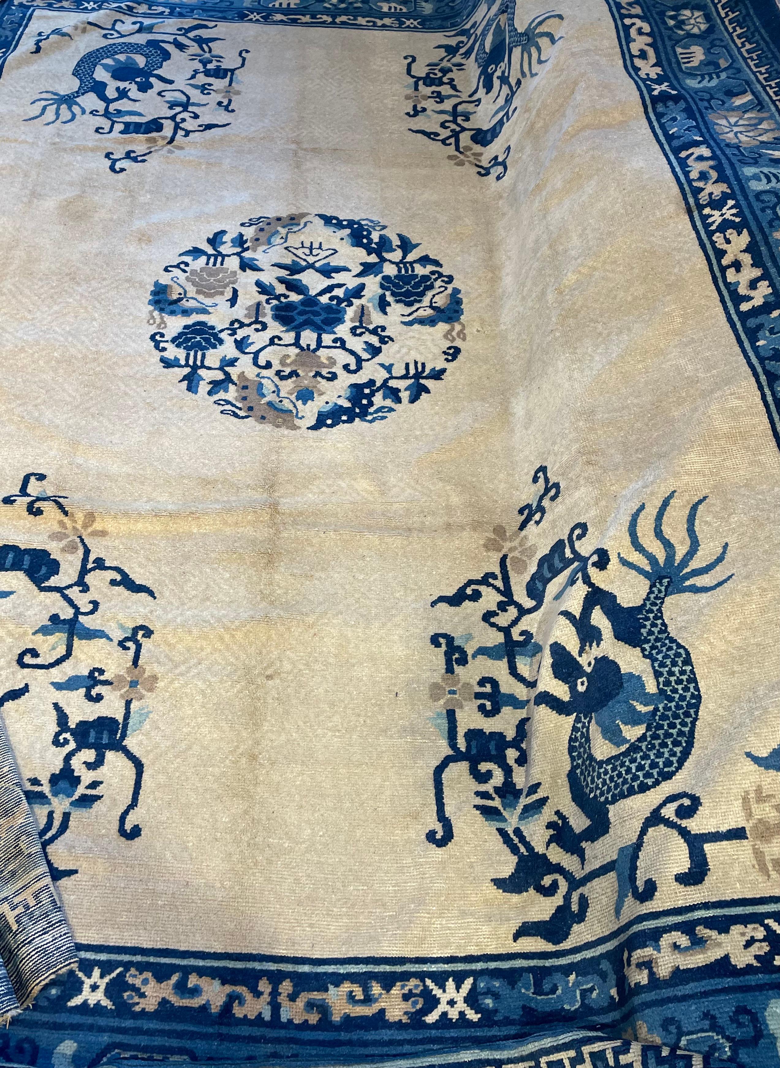 Colección Alriz: Una hermosa alfombra de marfil de dragón del siglo XIX de Ningxia (China) Chinoiserie en venta