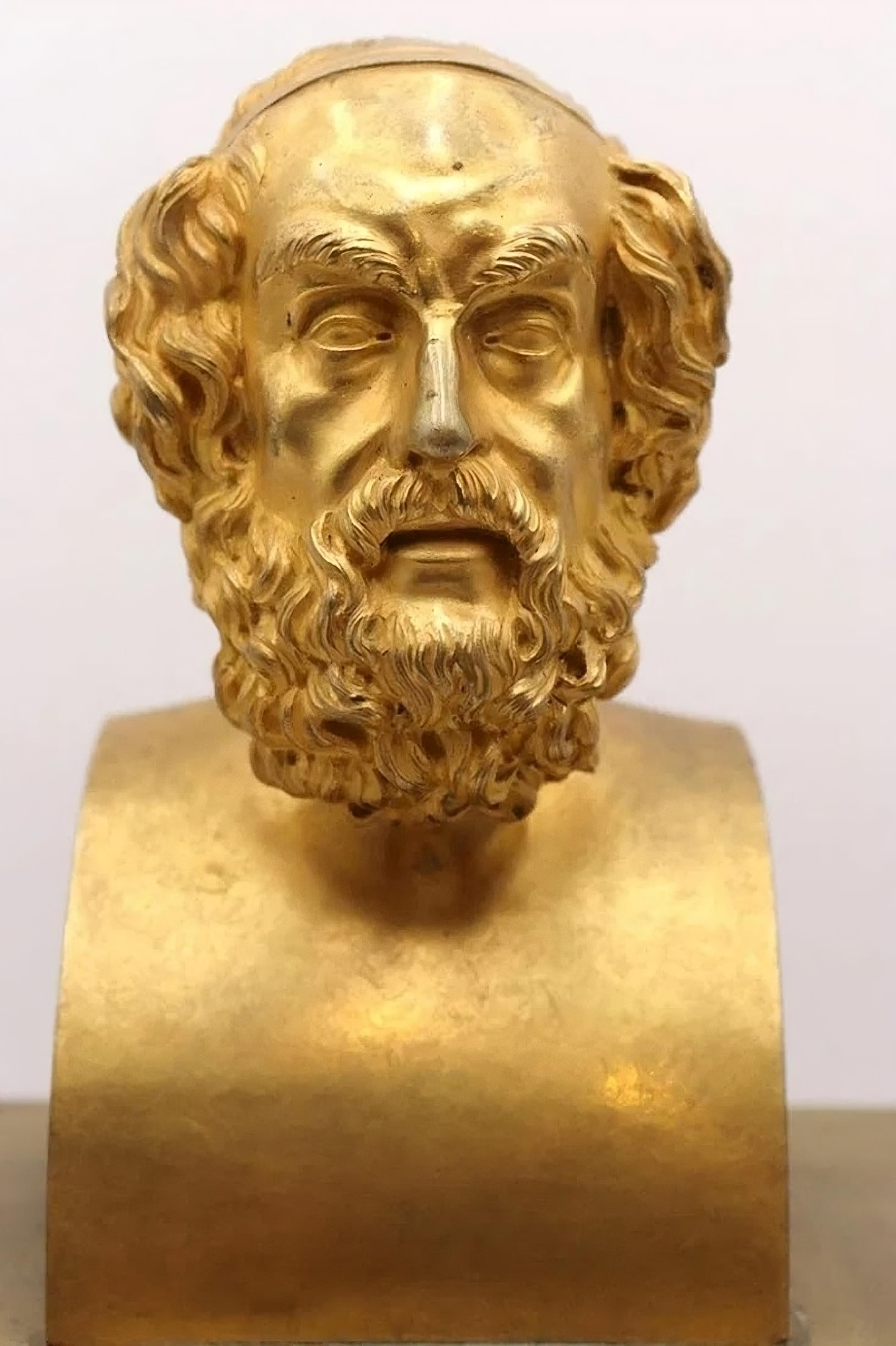 BUSTE D'HOMER EN BRONZE DORÉ DE STYLE EMPIRE
Après l'antiquité
Le buste barbu d'Homer sur une horloge rectangulaire décorée de lyres et de têtes de gryphons sur le côté. 
