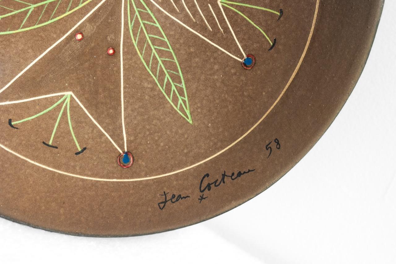 signé Jean Cocteau ; inscrit original et incisé Edition originale de Jean Cocteau/Atelier Madeline-Jolly (en dessous)
Assiette en faïence blanche partiellement émaillée avec engobe et incisions
Conçu en 1958.
numérotée 3 sur 10.
Littérature 
A.