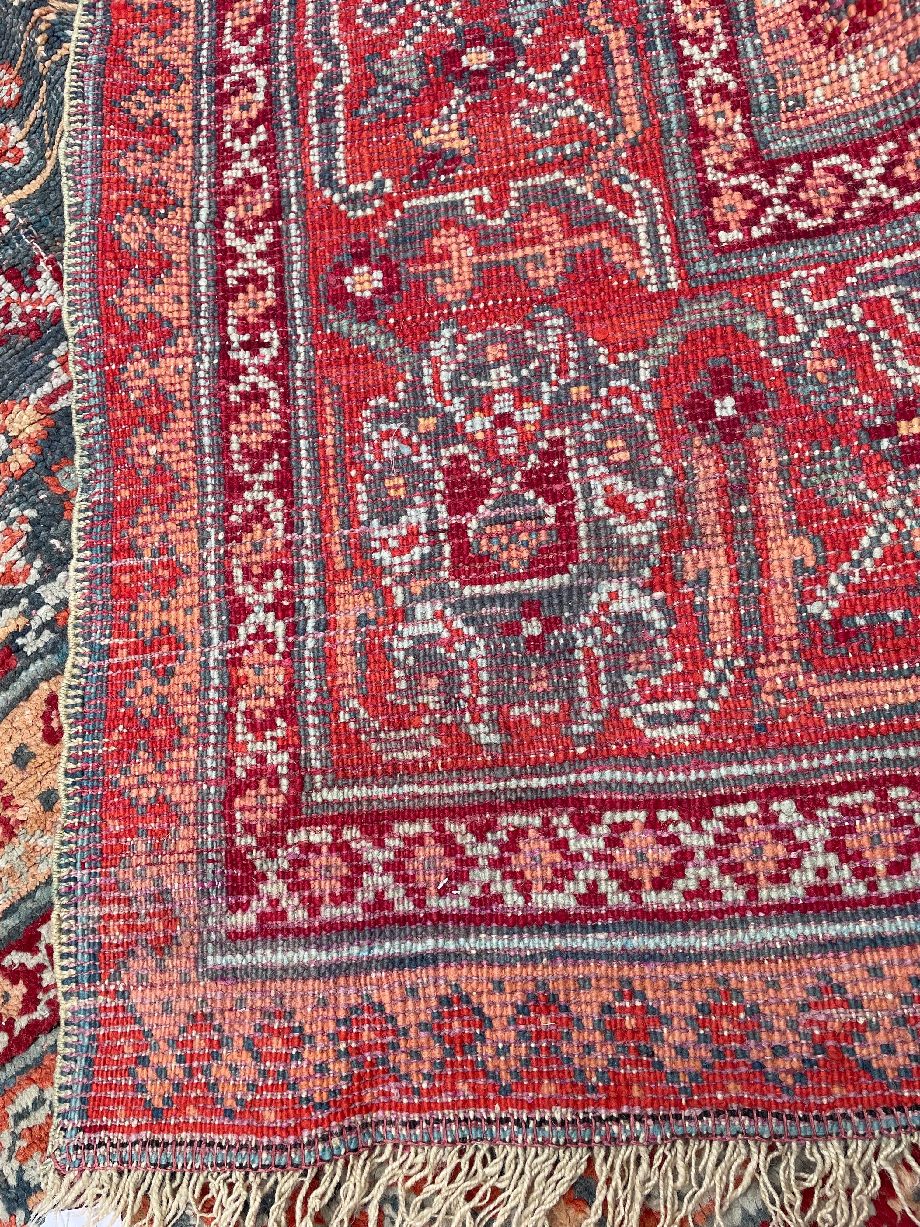 Ein wunderschöner und großer südpersischer Teppich im Stil von Mohatasham,
Teppich verziert mit einem zinnenbewehrten Rubin und einer königsblauen Raute, breite rote Bordüren mit sich wiederholenden Mustern. Persische Inschrift in der Mitte.

410 x