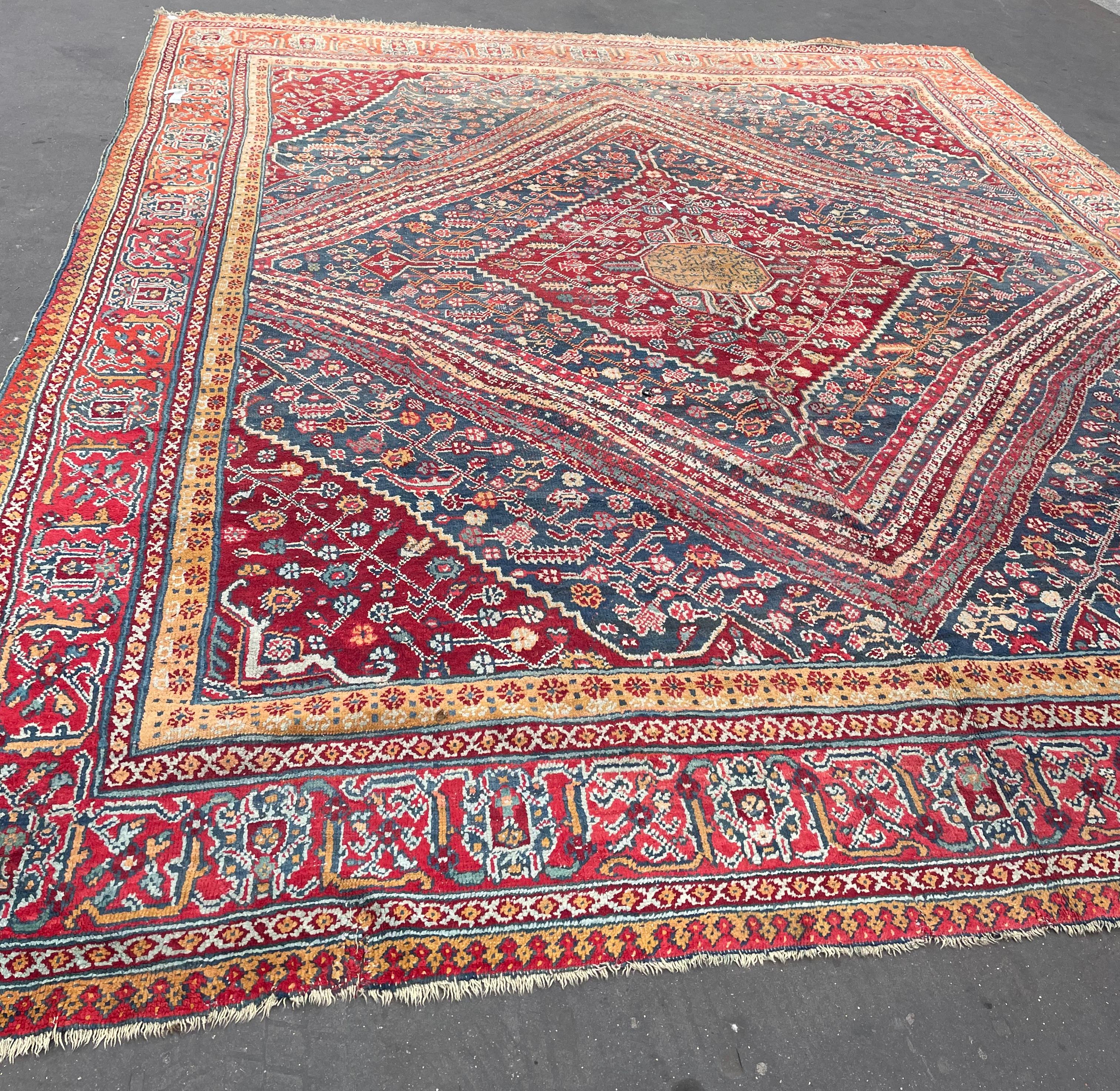 Kollektion Alriz: Ein großer südpersischer Teppich in Mohatsham-Design (Kaschan) im Angebot