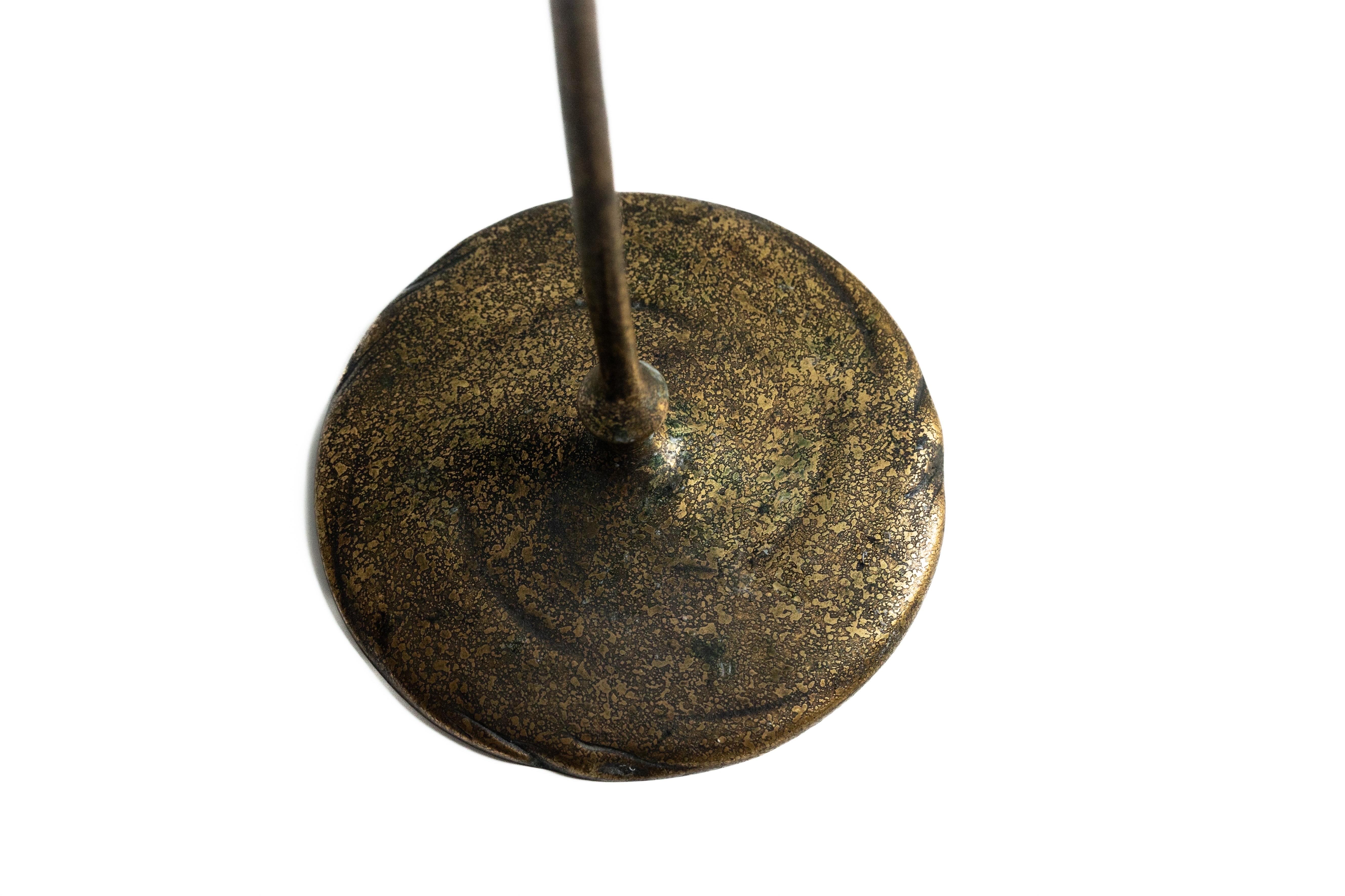 Colección Alriz: Un par de candelabros de bronce etrusco de los Estudios Tiffany a juego Patinado en venta