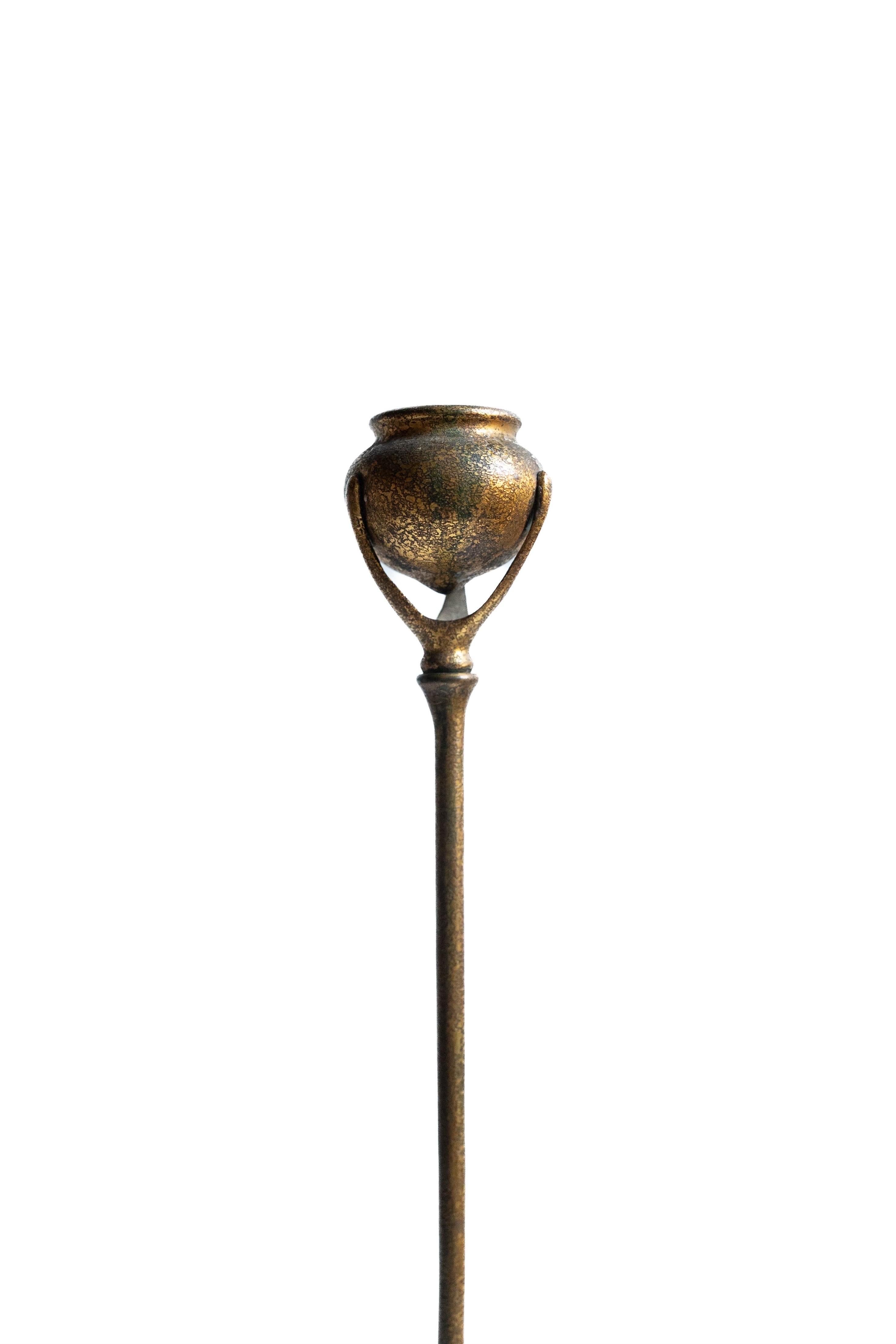 Colección Alriz: Un par de candelabros de bronce etrusco de los Estudios Tiffany a juego en Excelente estado para la venta en Harrington Park, NJ