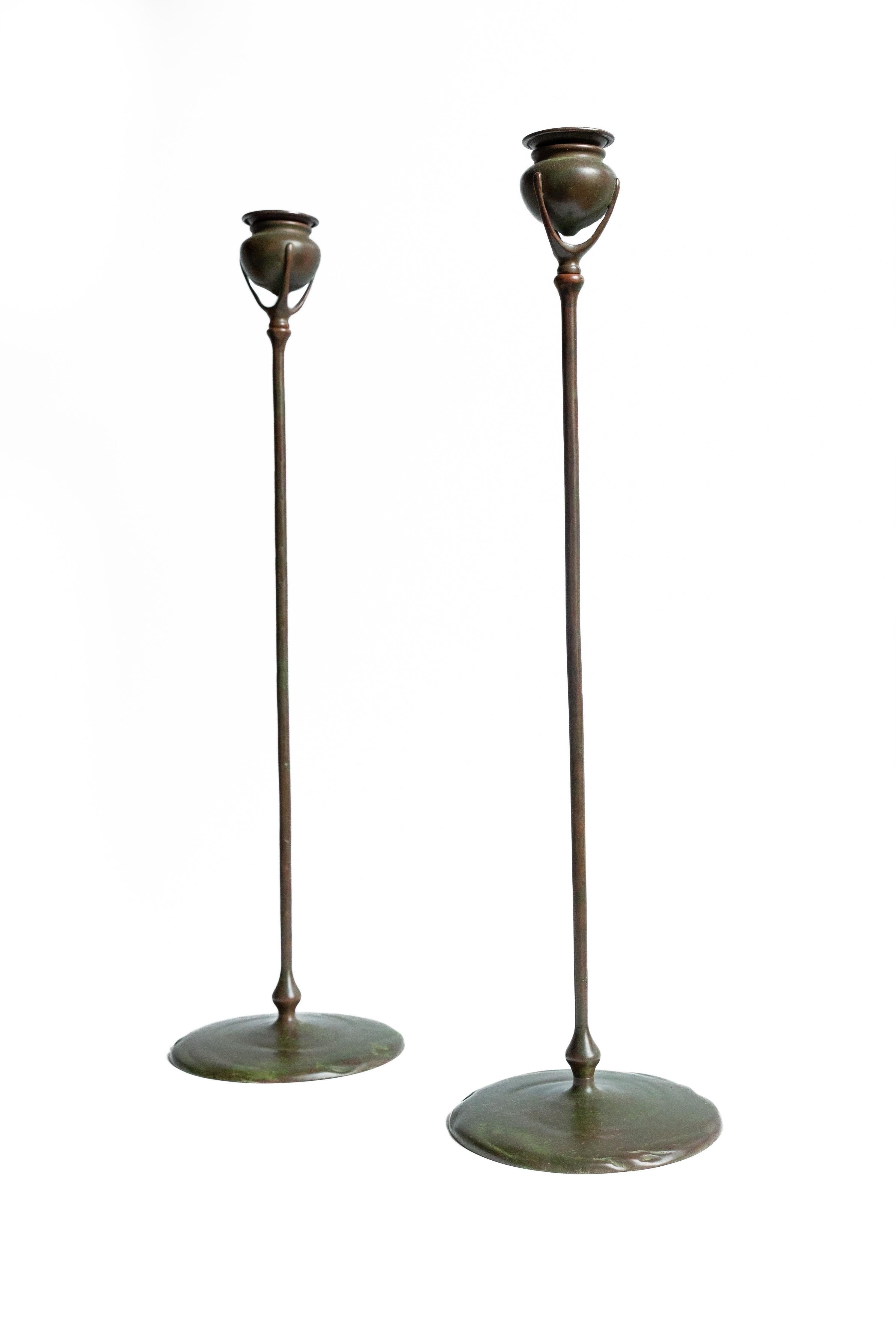Art Nouveau Alriz Collection: Una coppia di Tiffany
Studio A Candelieri etruschi in bronzo in vendita