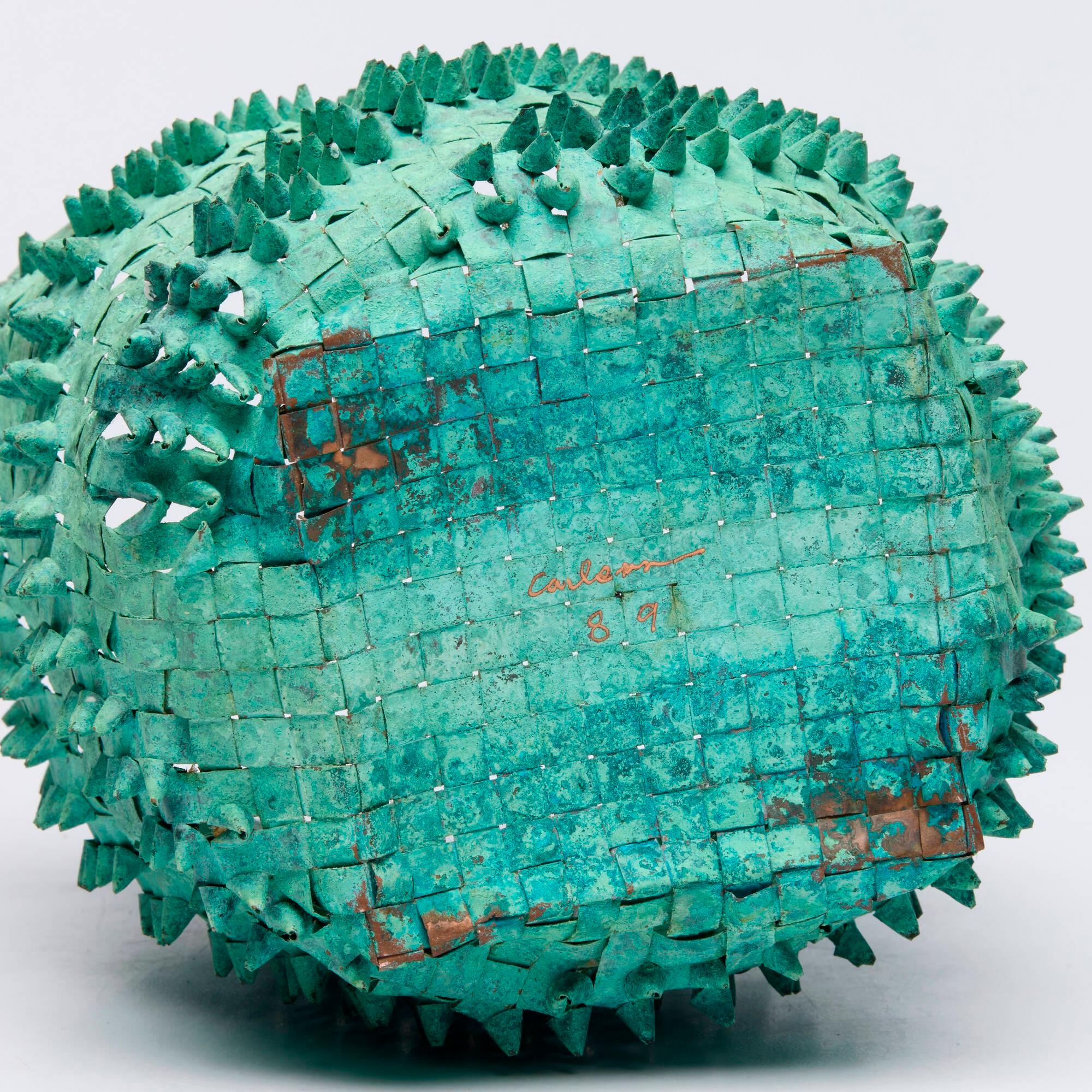 Colleen Carlson
Vaso
1989
lastre di rame patinate e intrecciate a spiga
Splendida patina verde... estremamente leggera e delicata.
Esempi simili conservati presso lo Smithsonian American Art Museum
7½ h × 7¾ l × 7 d in (19 × 20 × 18 cm)