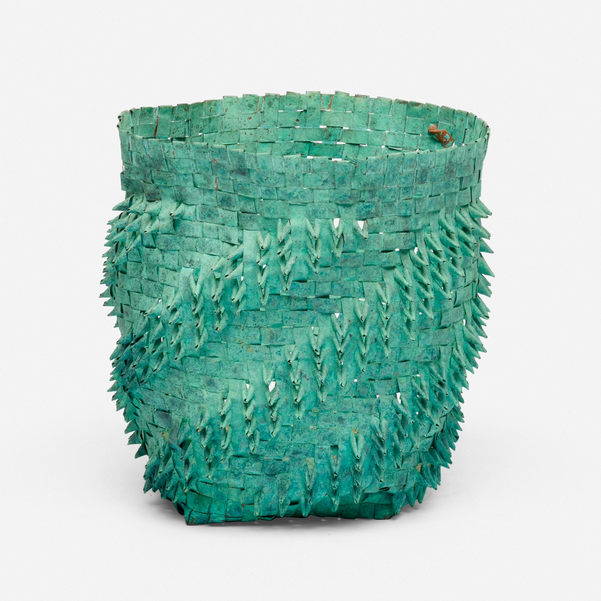 American Craftsman Collezione Alriz: Un mestiere americano tessuto da Colleen Carlson  Vaso di rame c.1989