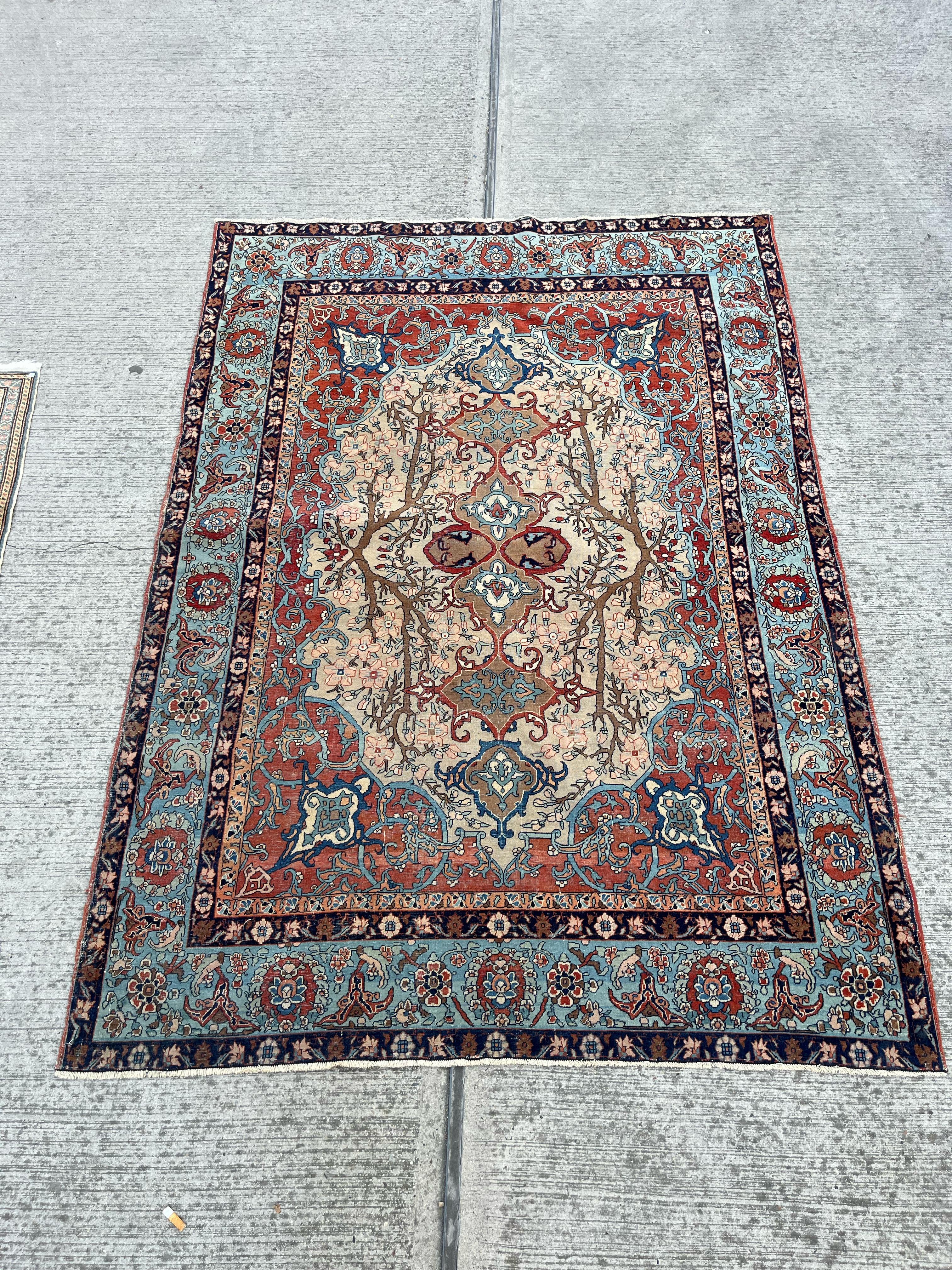 Extrem weich  Teheran-Teppich aus Wolle und Seide. 
dicht gewebt und weich im Griff
Ungewöhnliches Design 