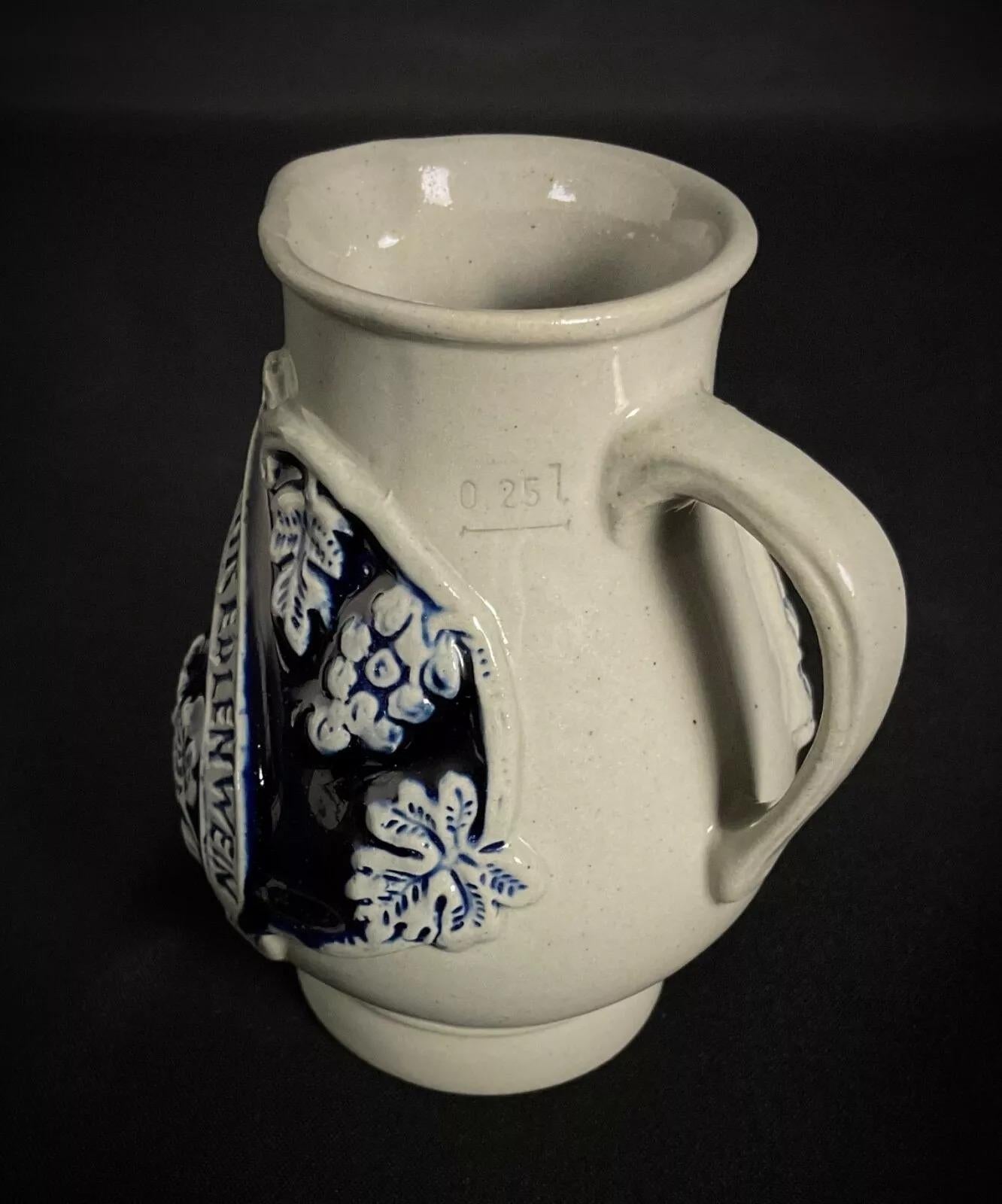 Questa mini brocca d'epoca in gres dell'Alsazia è un affascinante oggetto da collezione, con la scritta in tedesco 