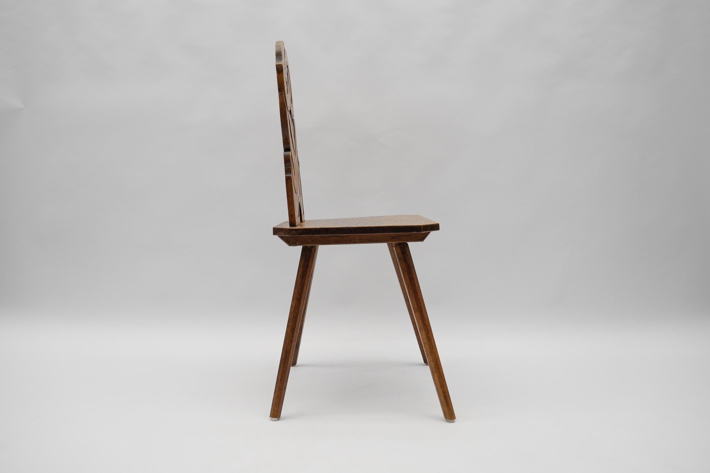 Alsatianischer Stuhl mit verschlungenem Muster auf der Rückenlehne, Frankreich 1930er Jahre (Französisch) im Angebot