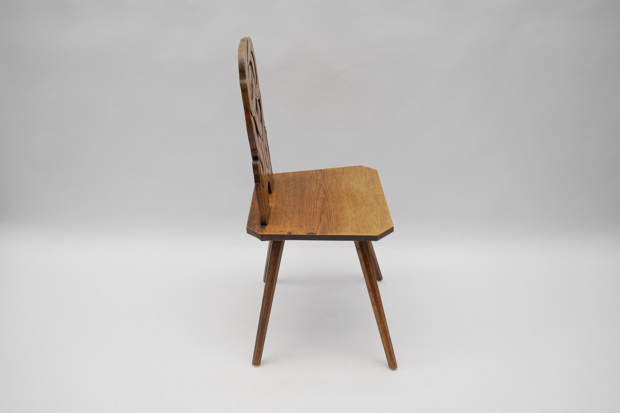 Alsatianischer Stuhl mit verschlungenem Muster auf der Rückenlehne, Frankreich 1930er Jahre im Zustand „Gut“ im Angebot in Nürnberg, Bayern