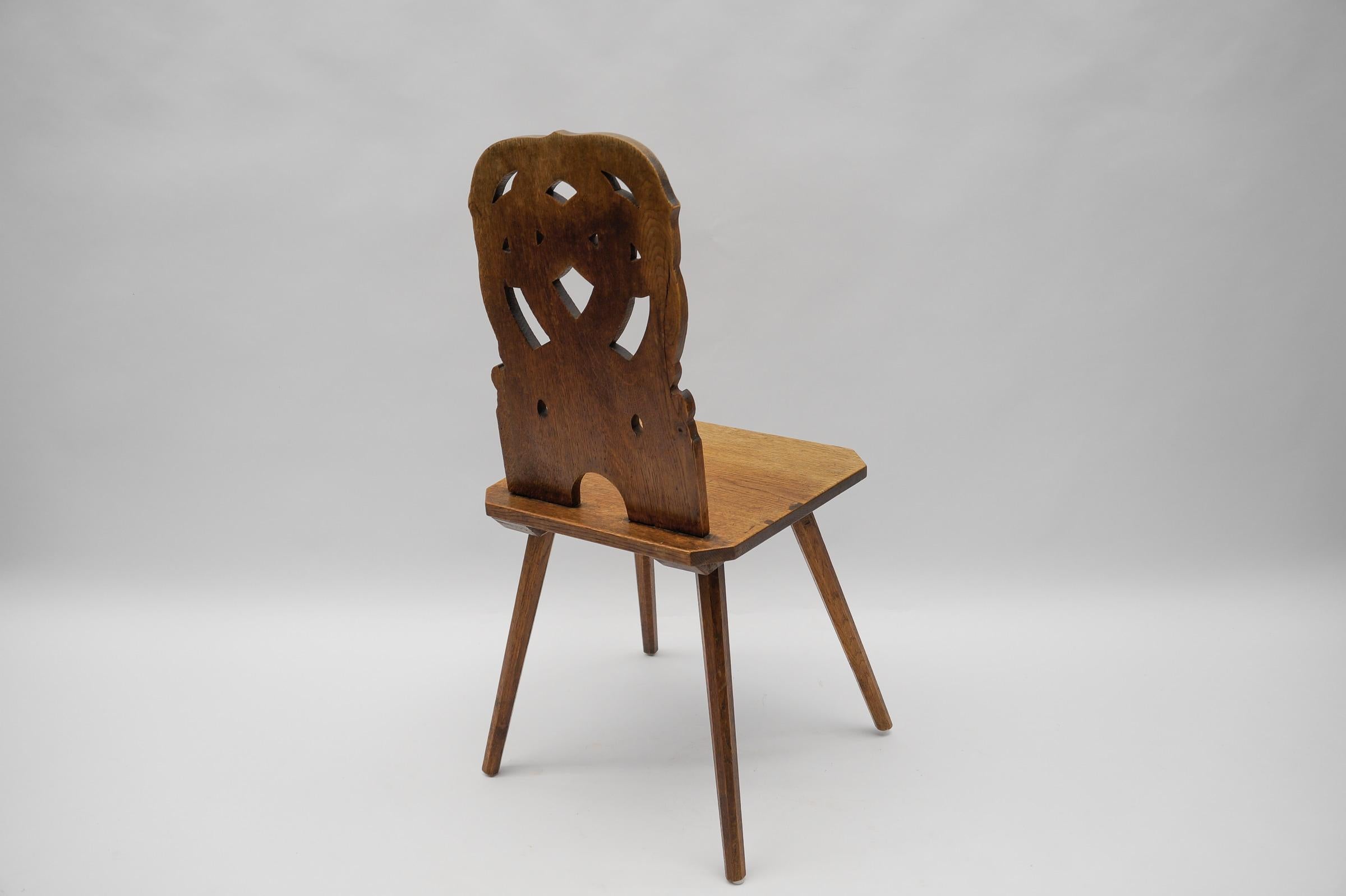 Alsatianischer Stuhl mit verschlungenem Muster auf der Rückenlehne, Frankreich 1930er Jahre (Mitte des 20. Jahrhunderts) im Angebot