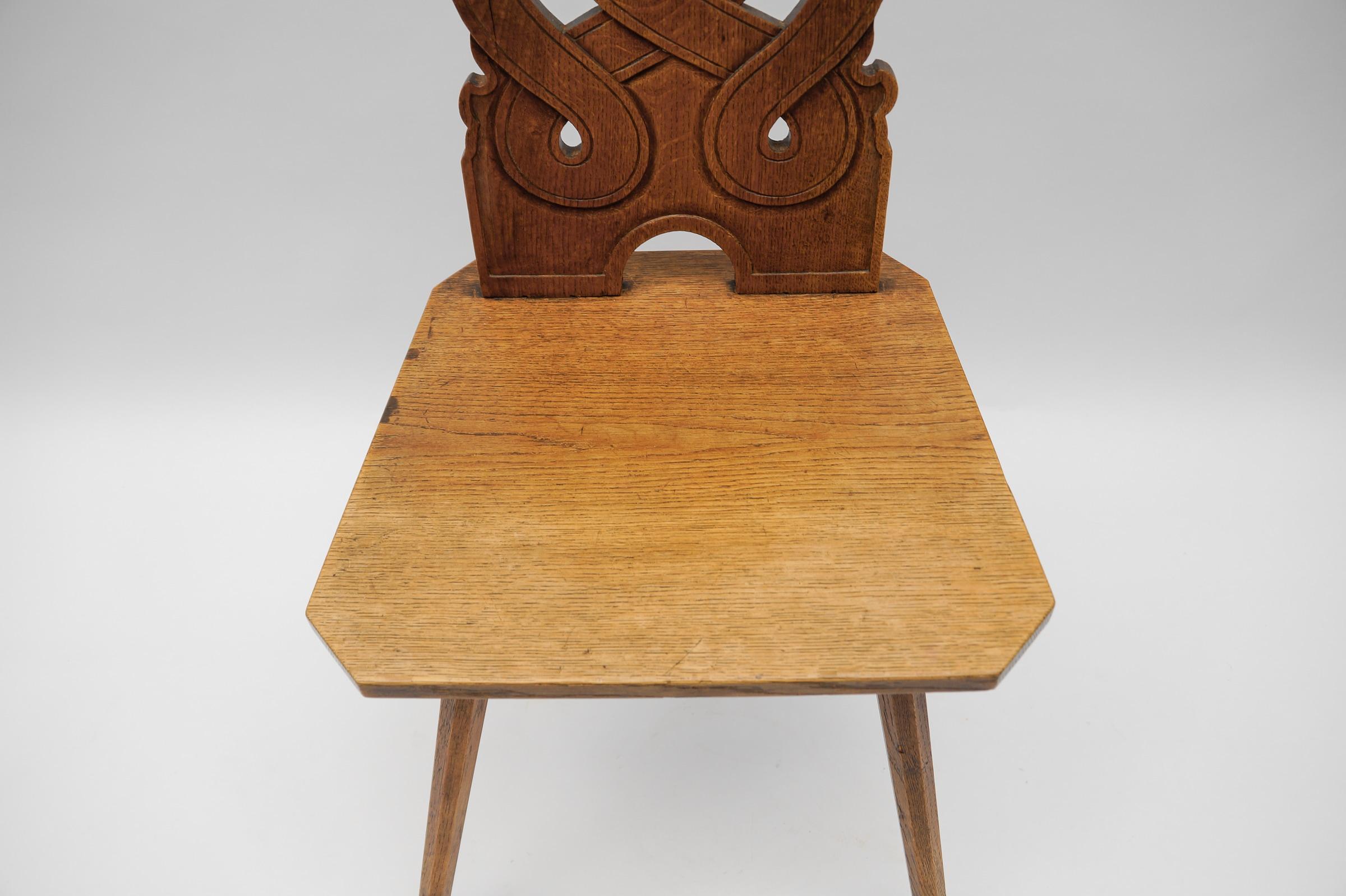 Alsatianischer Stuhl mit verschlungenem Muster auf der Rückenlehne, Frankreich 1930er Jahre im Angebot 1