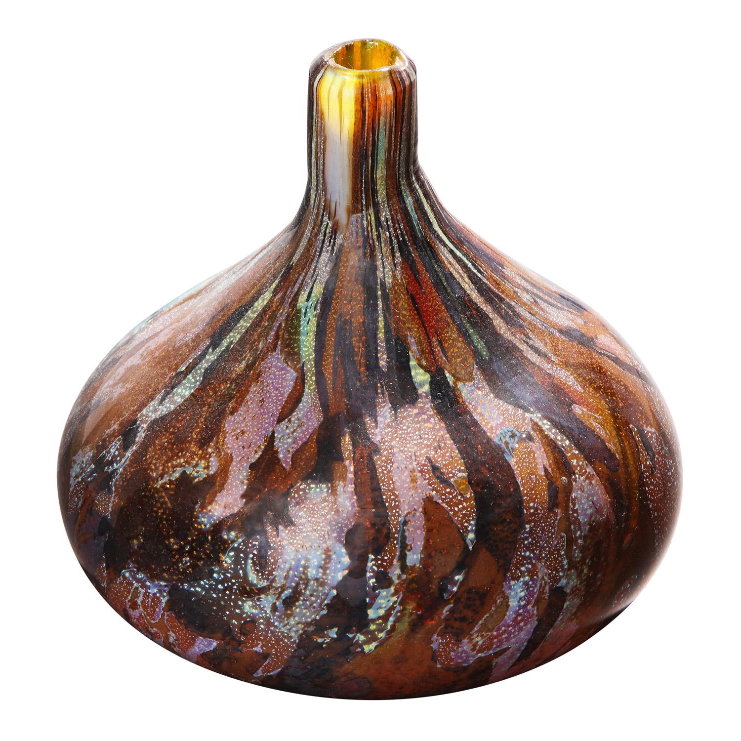 Vaso in vetro soffiato a mano, multicolore con lamine d'argento e d'oro racchiuse in uno strato di vetro trasparente, realizzato da Aldo Nason per Arte Vetraria Muranese (A.V.E.M.), Murano Italia, anni '60. All'A.V.E.M. gli artisti sperimentavano