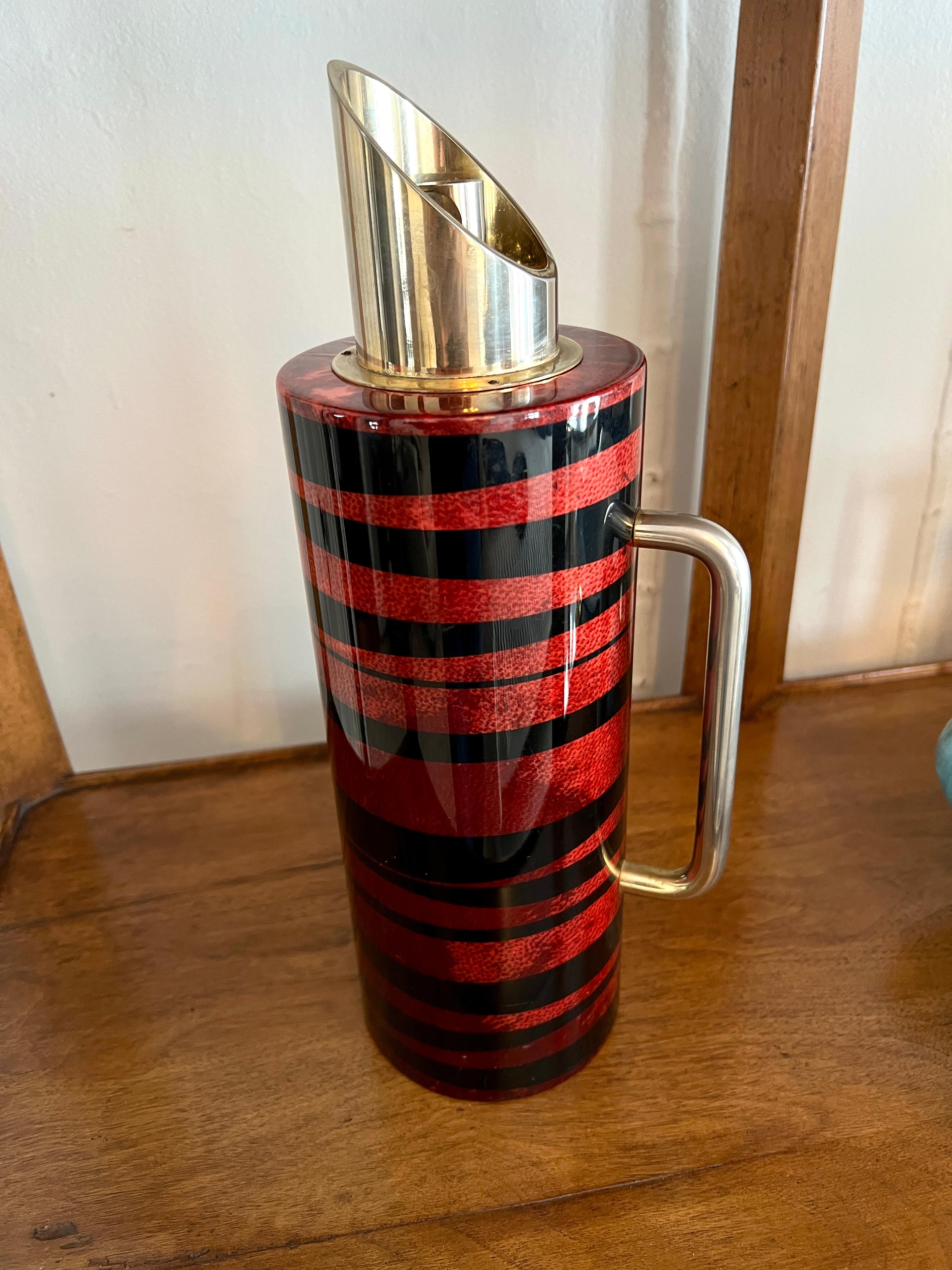 Anche la brocca da cocktail calda e fredda in pelle di capra e ottone di Tura con accenti in ottone in vendita 2