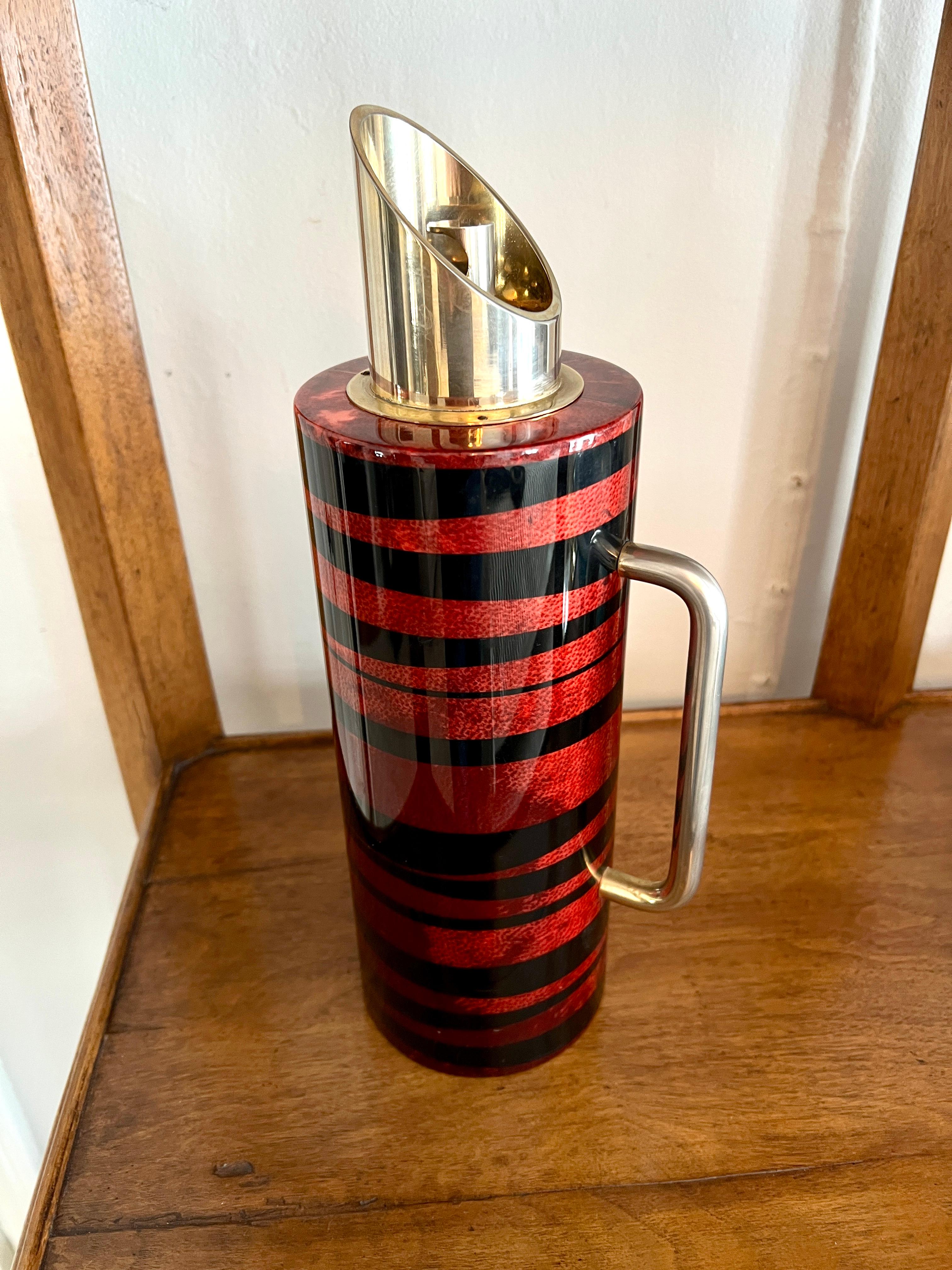 Anche la brocca da cocktail calda e fredda in pelle di capra e ottone di Tura con accenti in ottone in vendita 3