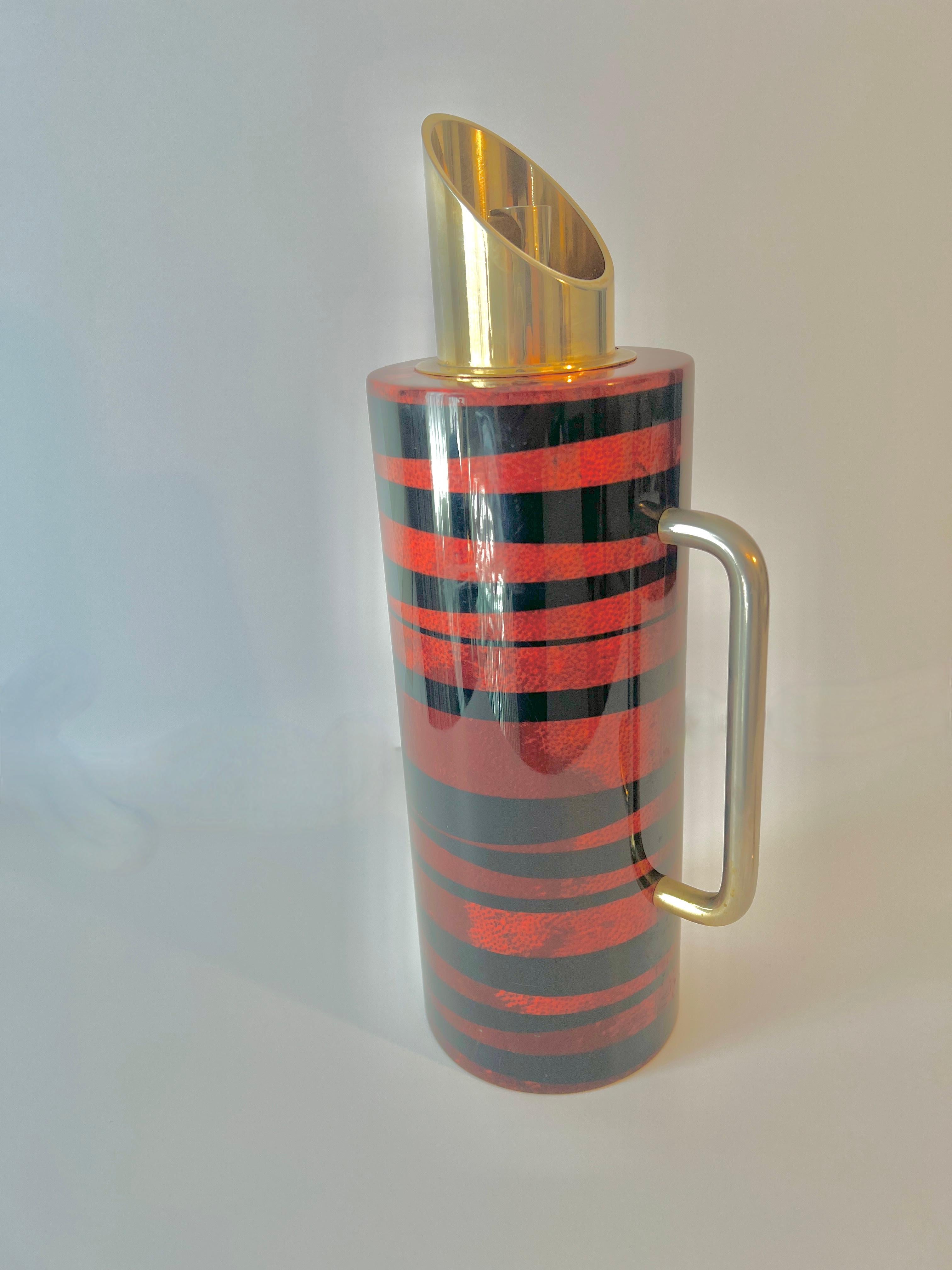 Mid-Century moderno Anche la brocca da cocktail calda e fredda in pelle di capra e ottone di Tura con accenti in ottone in vendita