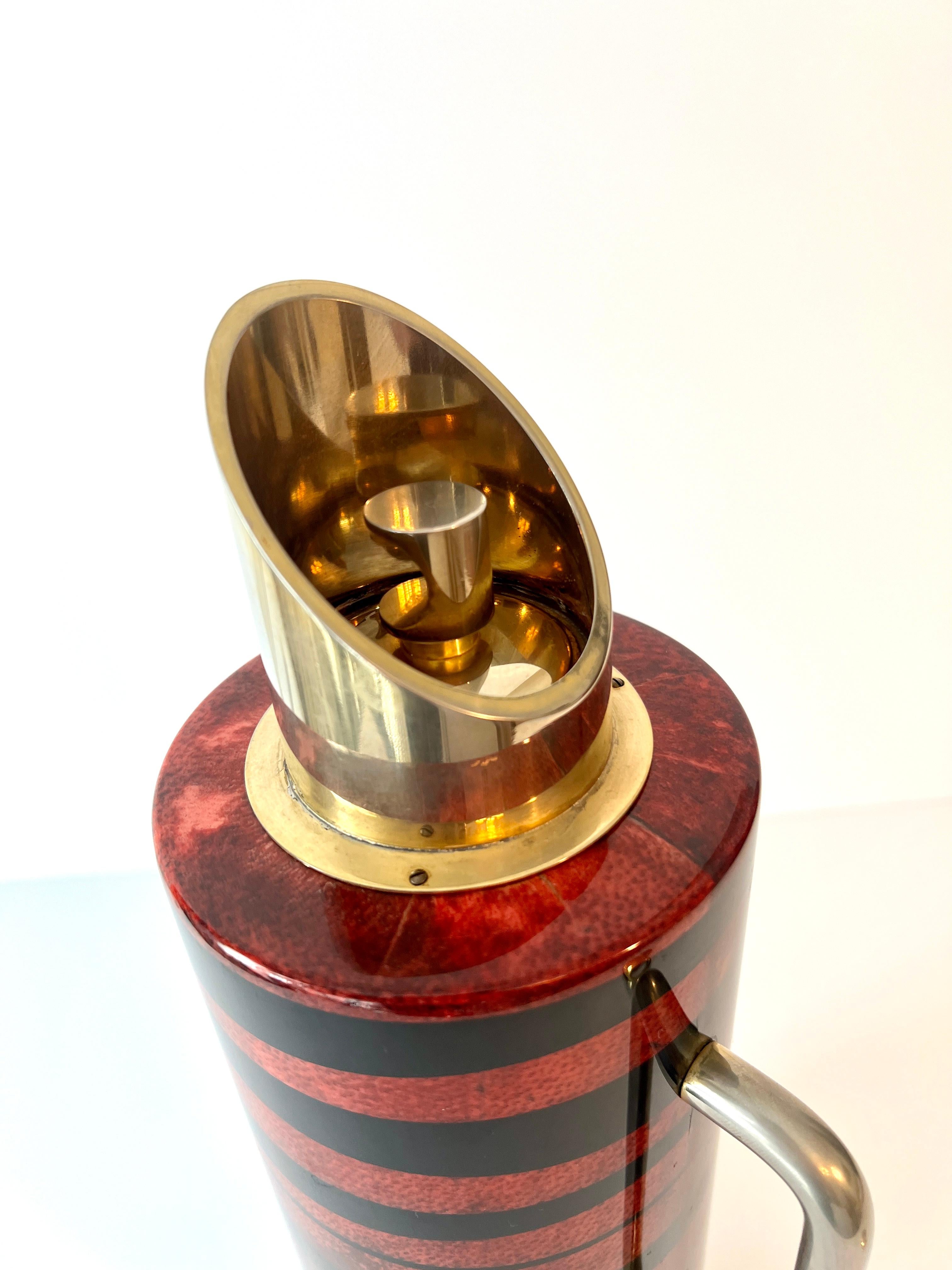 Italiano Anche la brocca da cocktail calda e fredda in pelle di capra e ottone di Tura con accenti in ottone in vendita