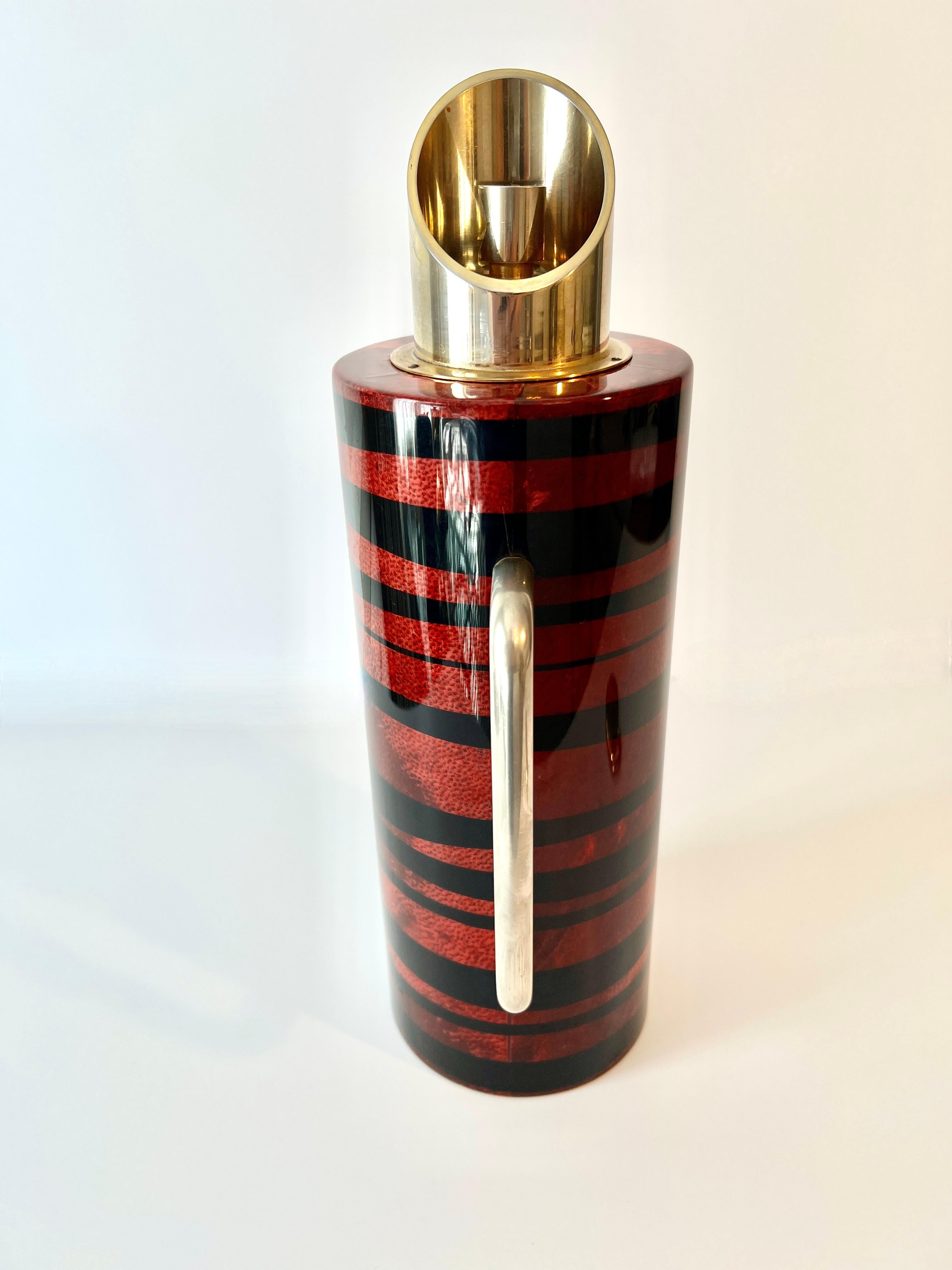 Sbiancato Anche la brocca da cocktail calda e fredda in pelle di capra e ottone di Tura con accenti in ottone in vendita