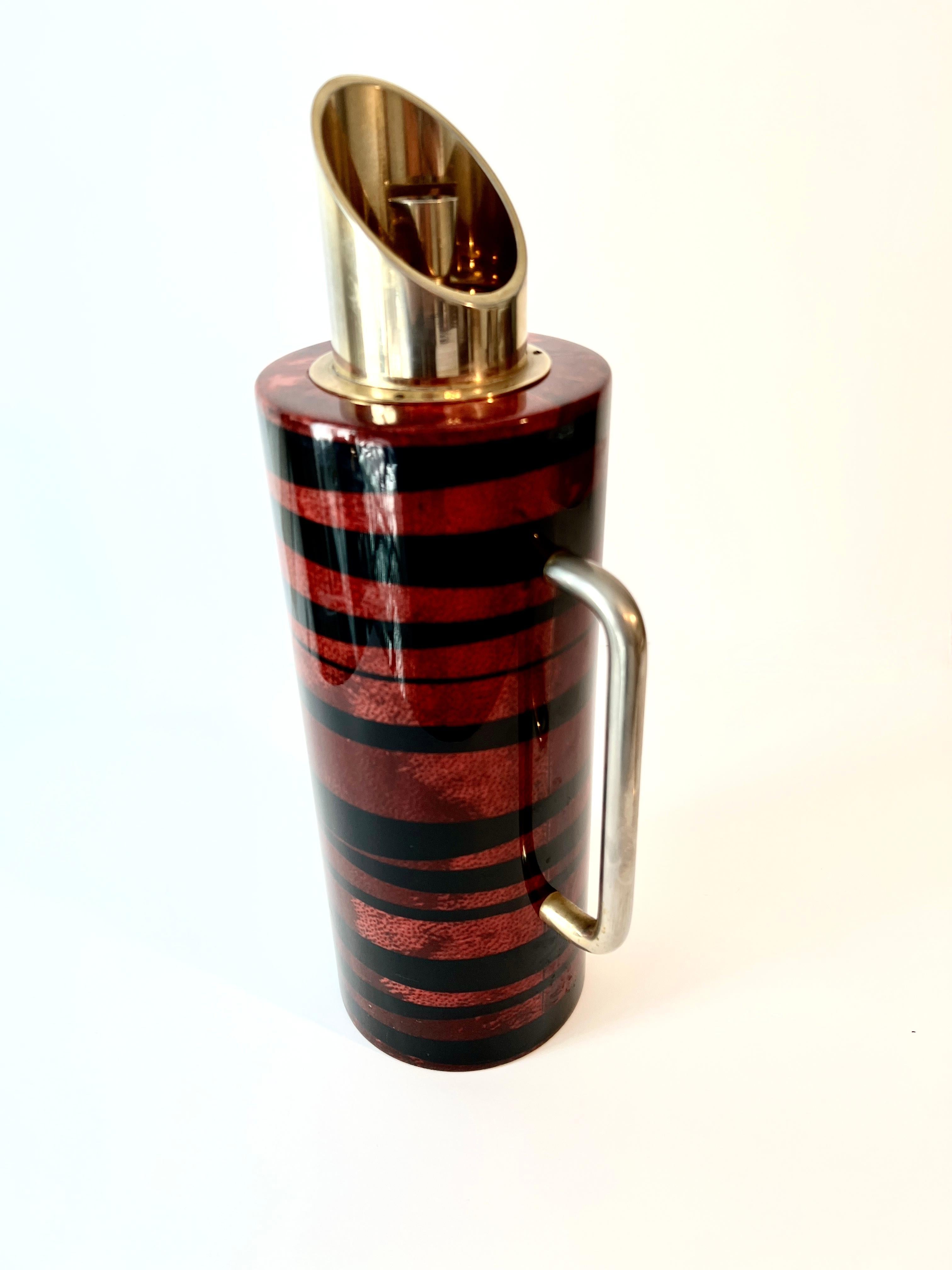 Anche la brocca da cocktail calda e fredda in pelle di capra e ottone di Tura con accenti in ottone In condizioni buone in vendita a Los Angeles, CA