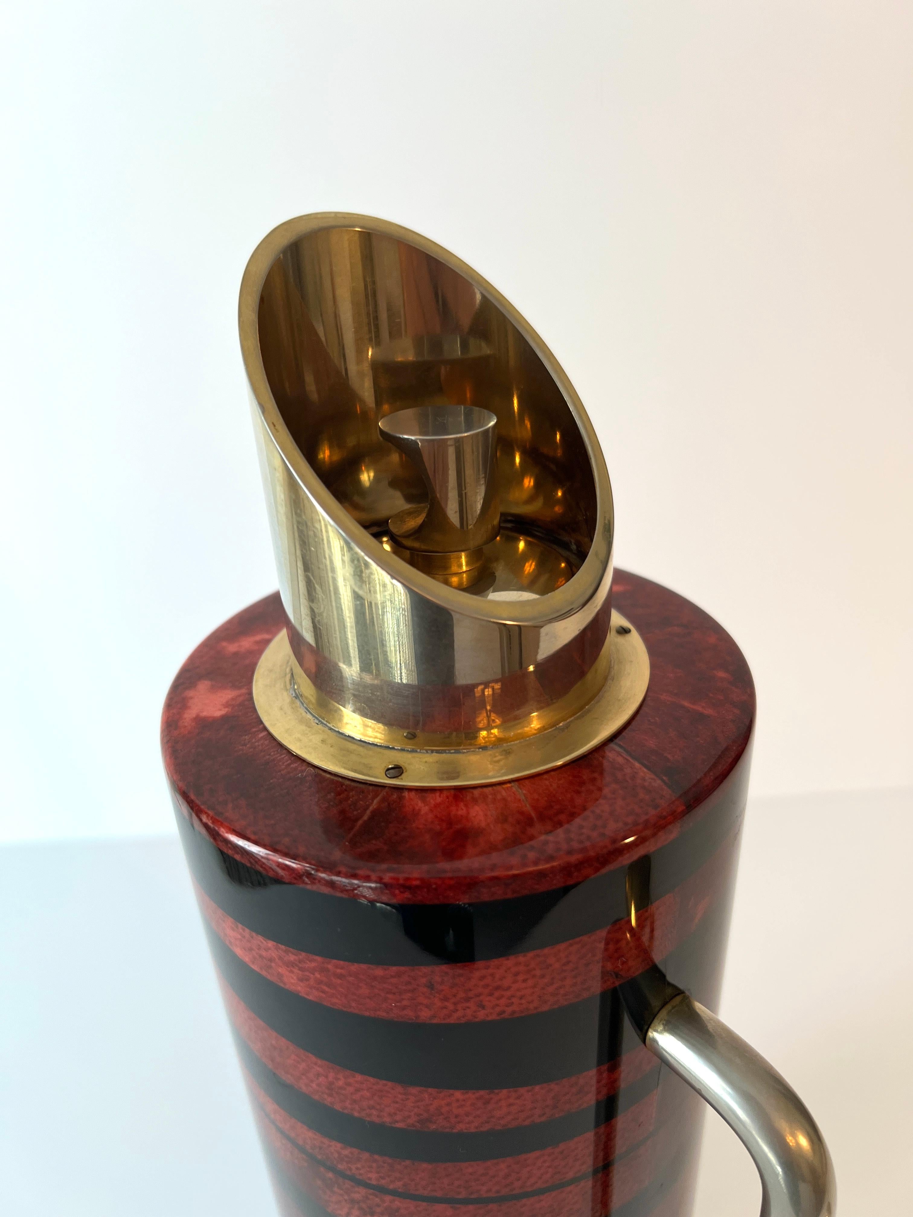 XX secolo Anche la brocca da cocktail calda e fredda in pelle di capra e ottone di Tura con accenti in ottone in vendita